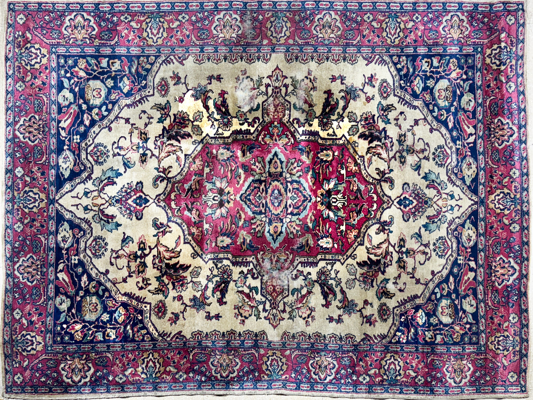 ALFOMBRA NACIONAL CON DIBUJO PERSA DE LANA TEJIDA A MANO. ALFOMBRA NACIONAL CON DIBUJO PERSA DE LANA TEJIDA A MANO.