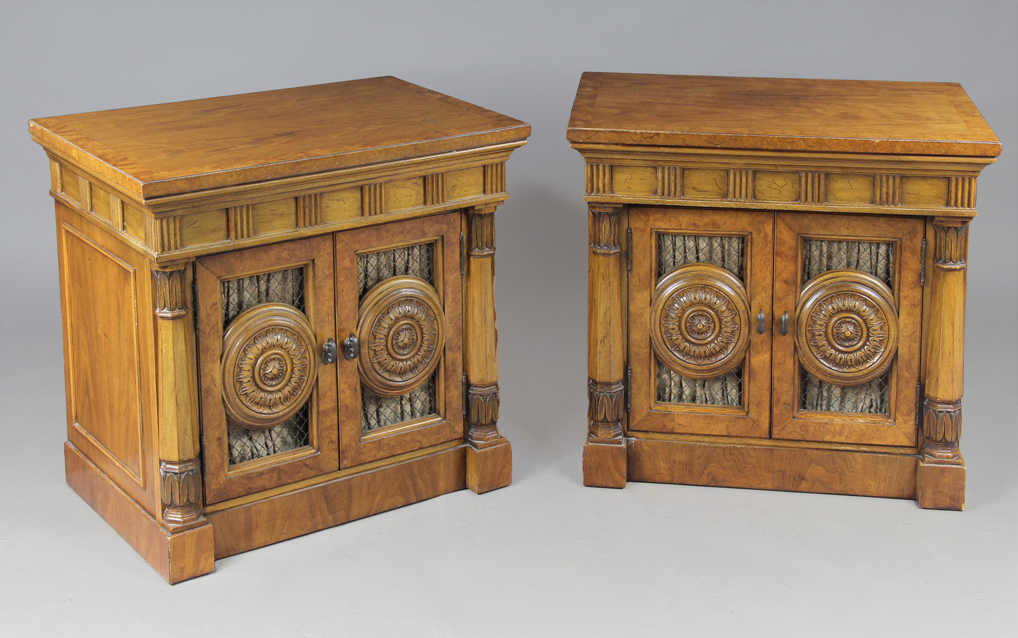 PAR DE MESAS BAJAS AMERICANAS DE ARRIMO. PAR DE MESAS BAJAS AMERICANAS DE ARRIMO.