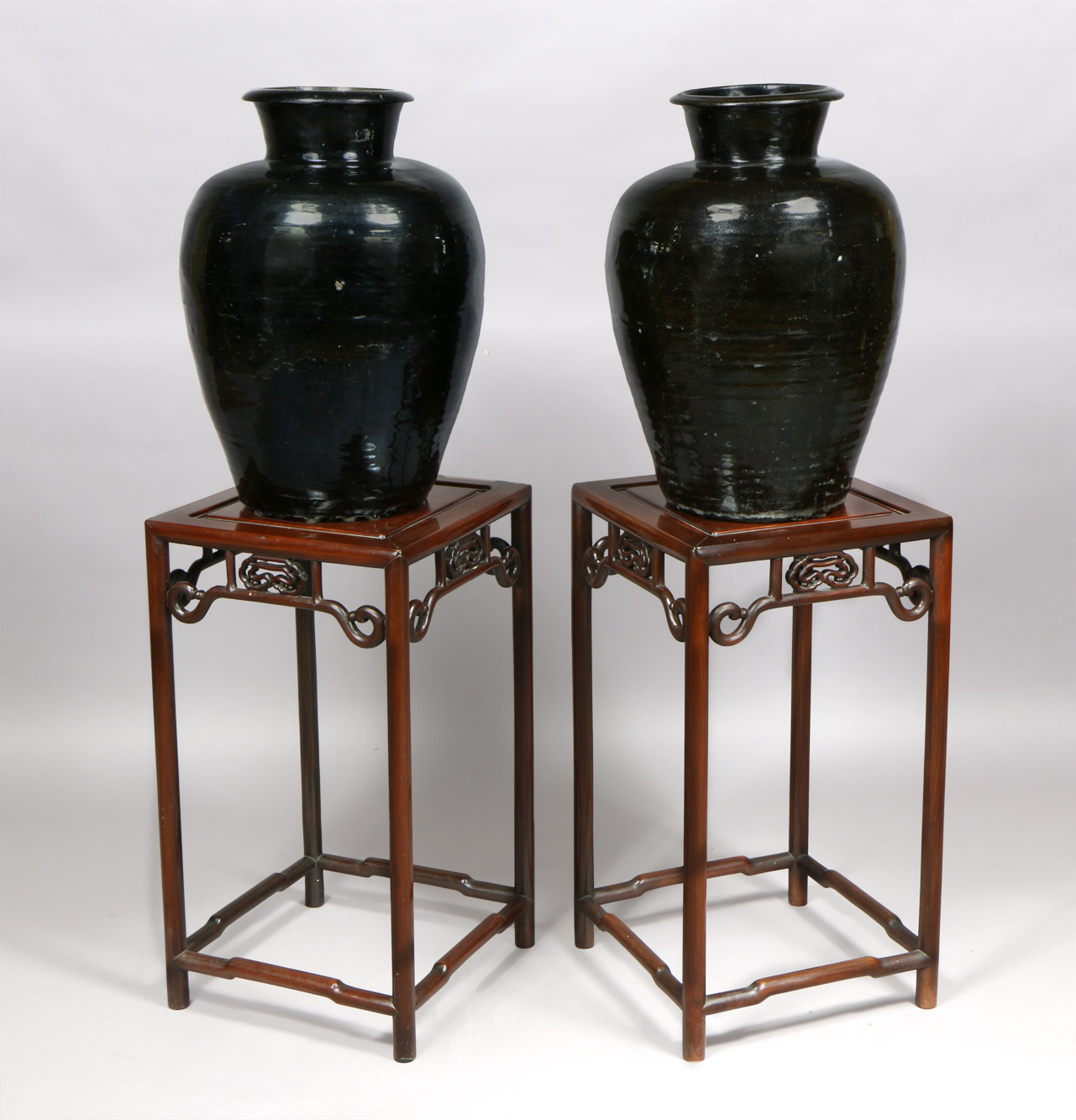  PAR DE ANTIGUOS VASOS CHINOS DE ALFARERIA ESMALTADA. 