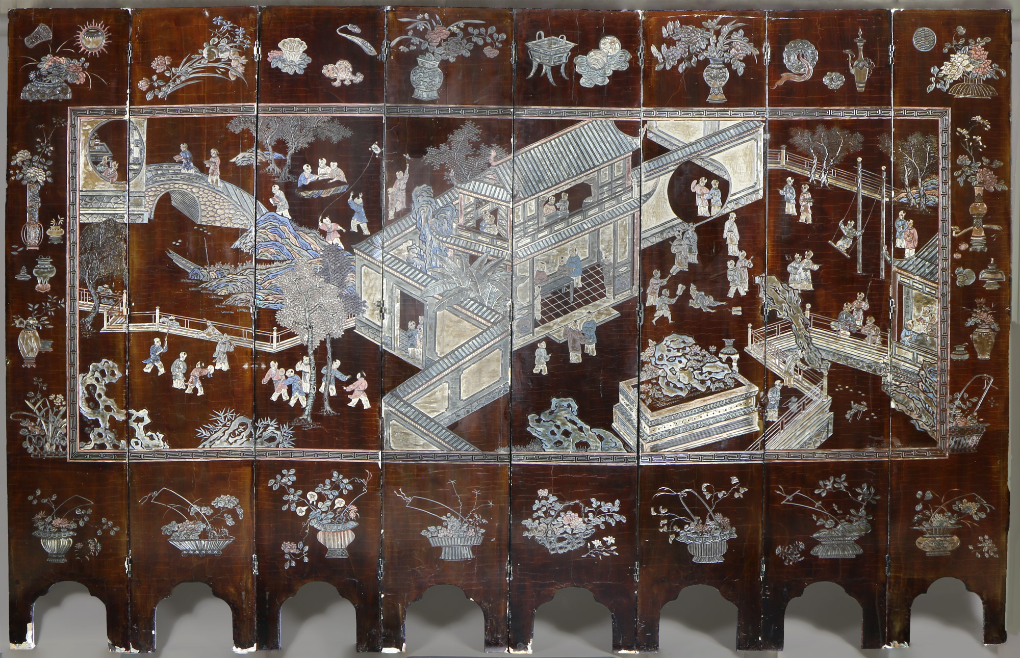  ANTIGUO BIOMBO CHINO DE COROMANDEL TALLADO. 