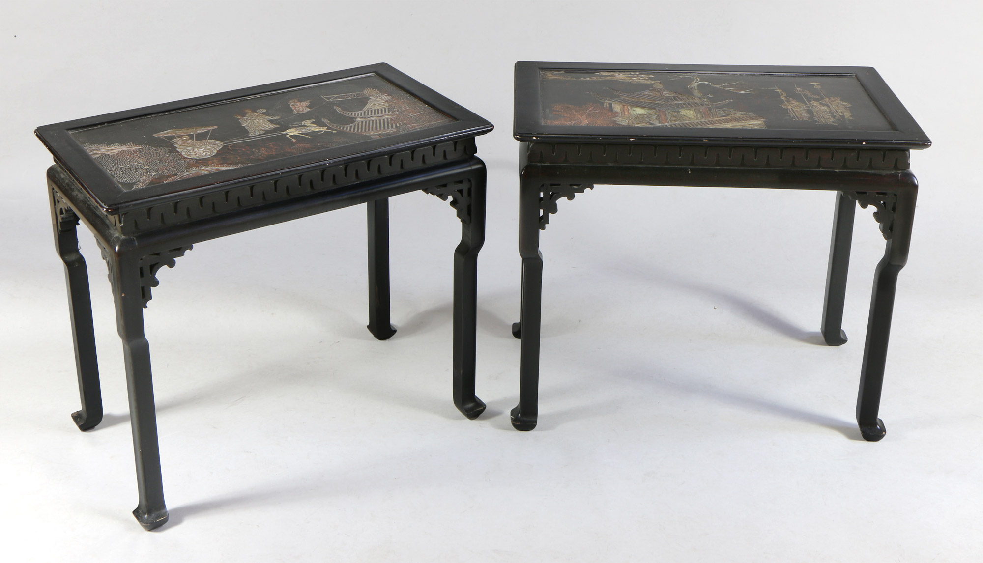  PAR DE PEQUEÑAS MESAS BAJAS CHINAS.