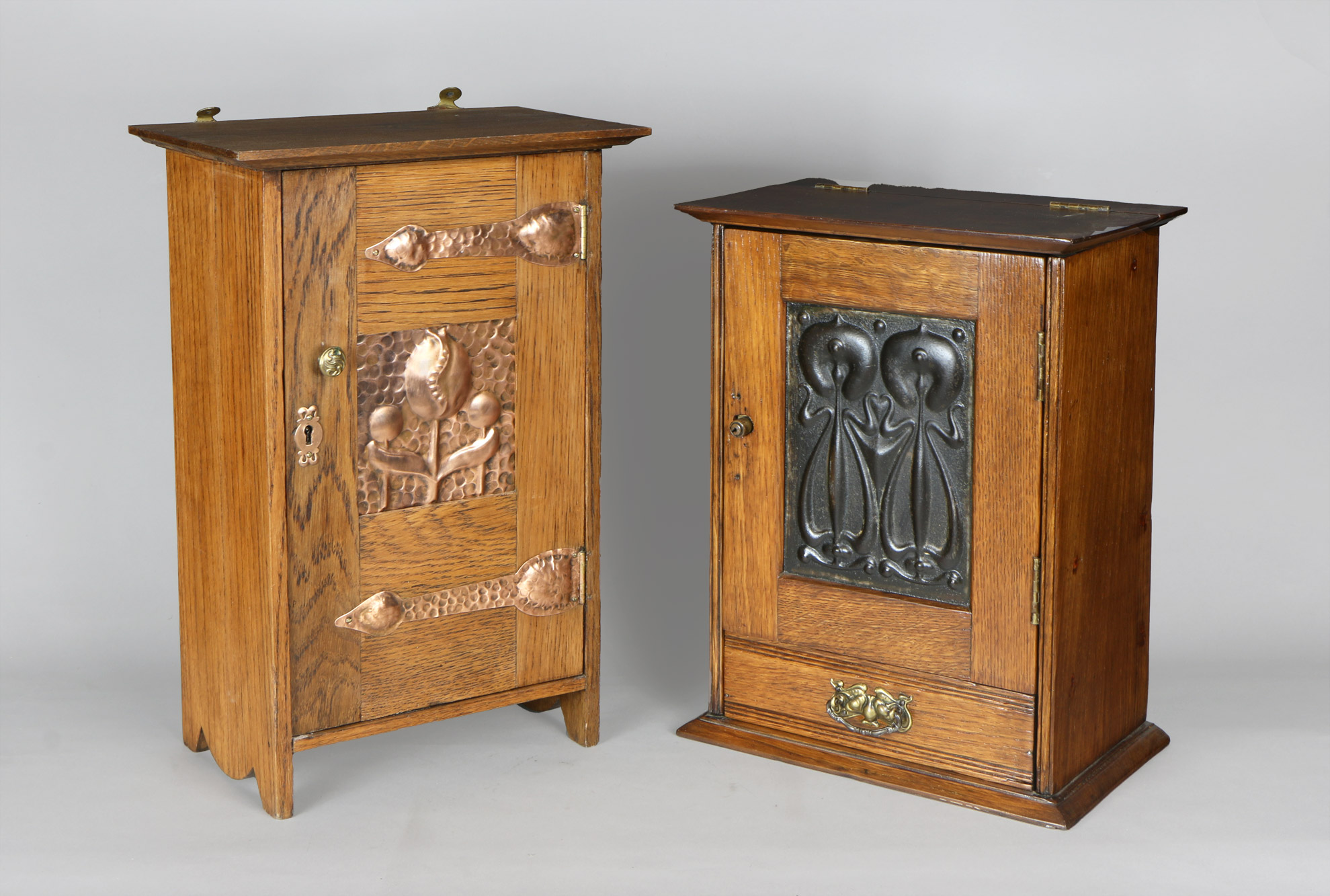  DOS PEQUEÑOS MUEBLES ART AND CRAFT CIRCA 1900. 