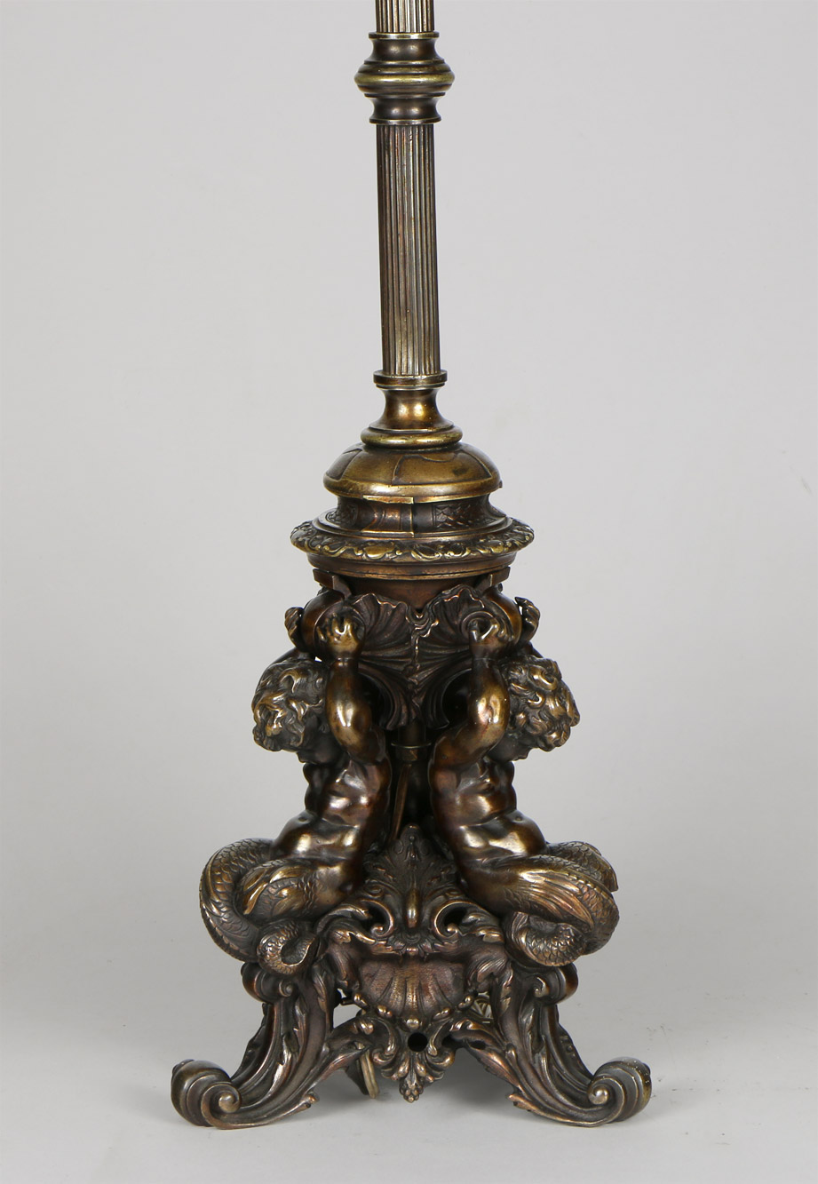 ANTIGUA LAMPARA FRANCESA DE BRONCE PATINADO. ANTIGUA LAMPARA FRANCESA DE BRONCE PATINADO.