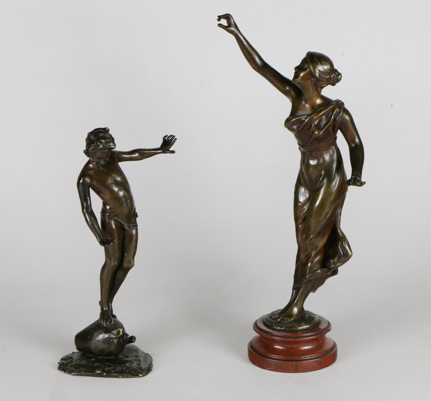 Lotes 613 y 614:
PARENTE, Gabriele: 'NIÑO SOBRE CANTARO' ESCULTURA FIRMADA.
GODET, Henry: 'FIGURA FEMENINA' Lotes 613 y 614:
PARENTE, Gabriele: 'NIÑO SOBRE CANTARO' ESCULTURA FIRMADA.
GODET, Henry: 'FIGURA FEMENINA'