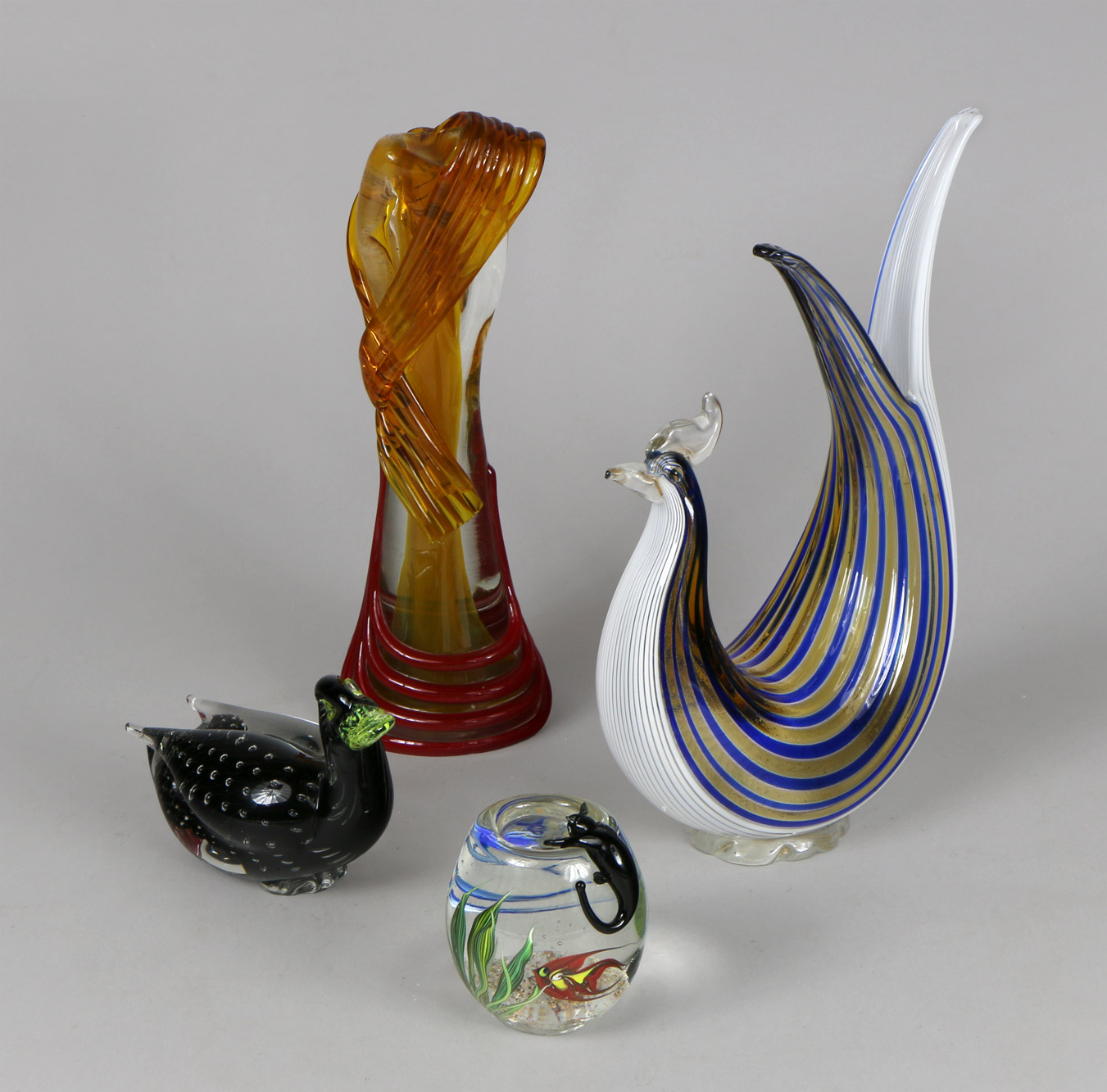 Lotes 690, 691 y 692:
FIGURA ITALIANA DE VIDRIO ARTISTICO DE MURANO.
DOS FIGURAS ITALIANAS DE VIDRIO ARTISTICO DE MURANO.
PEQUEÑO SULFURO DE MEDIO CRISTAL CON FIGURA DE GATO. Lotes 690, 691 y 692:
FIGURA ITALIANA DE VIDRIO ARTISTICO DE MURANO.
DOS FIGURAS ITALIANAS DE VIDRIO ARTISTICO DE MURANO.
PEQUEÑO SULFURO DE MEDIO CRISTAL CON FIGURA DE GATO.