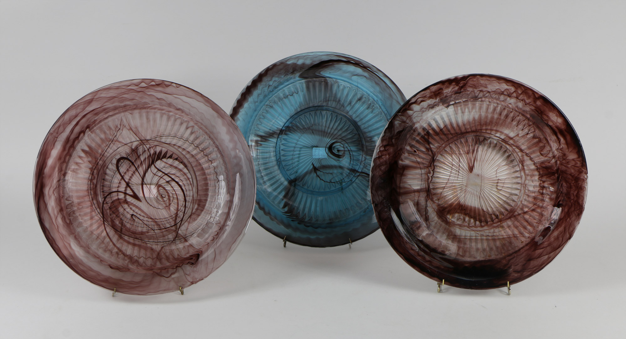  TRES PLATOS DE VIDRIO ARTISTICO INGLES DAVIDSON.