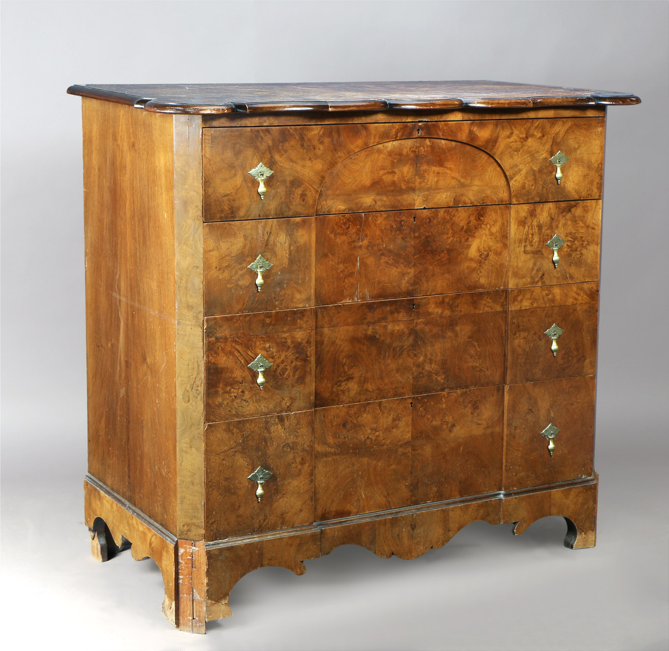 COMODA INGLESA ALTA ENCHAPADA EN RAIZ DE NOGAL. COMODA INGLESA ALTA ENCHAPADA EN RAIZ DE NOGAL.