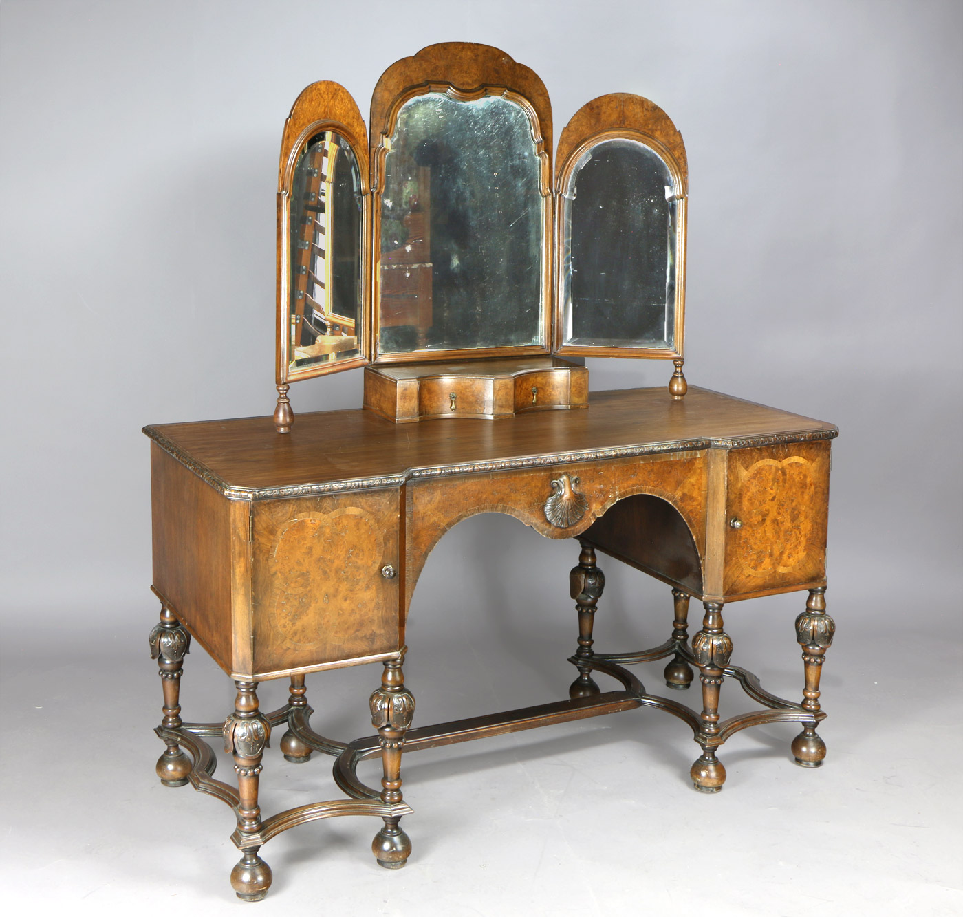  MUEBLE TOILETTE CON ALZADA DE ESPEJO. 