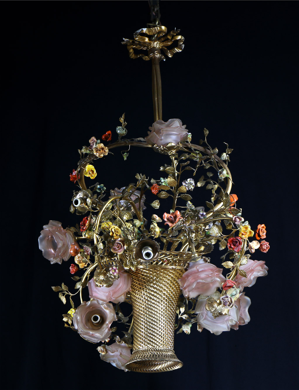  ARAÑA DE BRONCE DORADO EN FORMA DE CANASTA. 