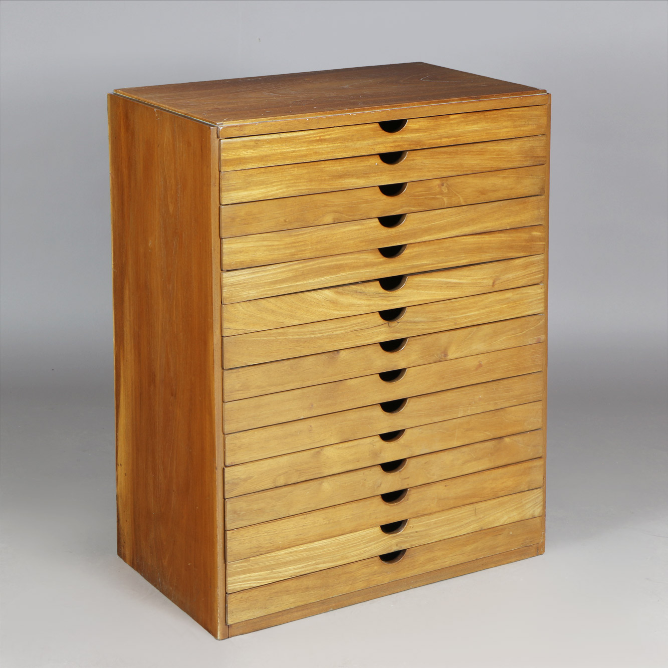  PEQUEÑO MUEBLE CAMISERO DE ARRIMO. 