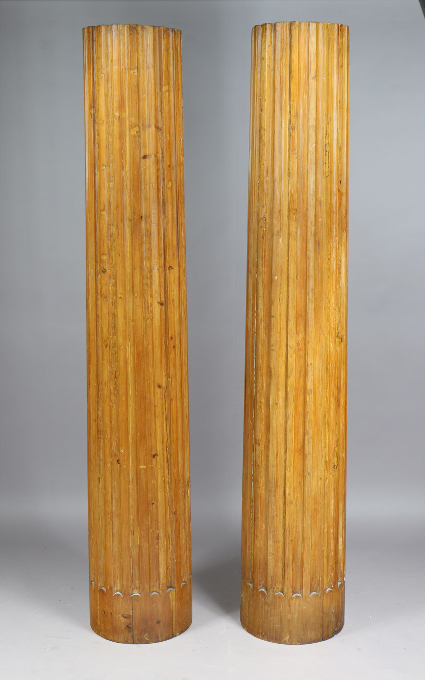 PAR DE GRANDES COLUMNAS DE MADERA TALLADA. PAR DE GRANDES COLUMNAS DE MADERA TALLADA.