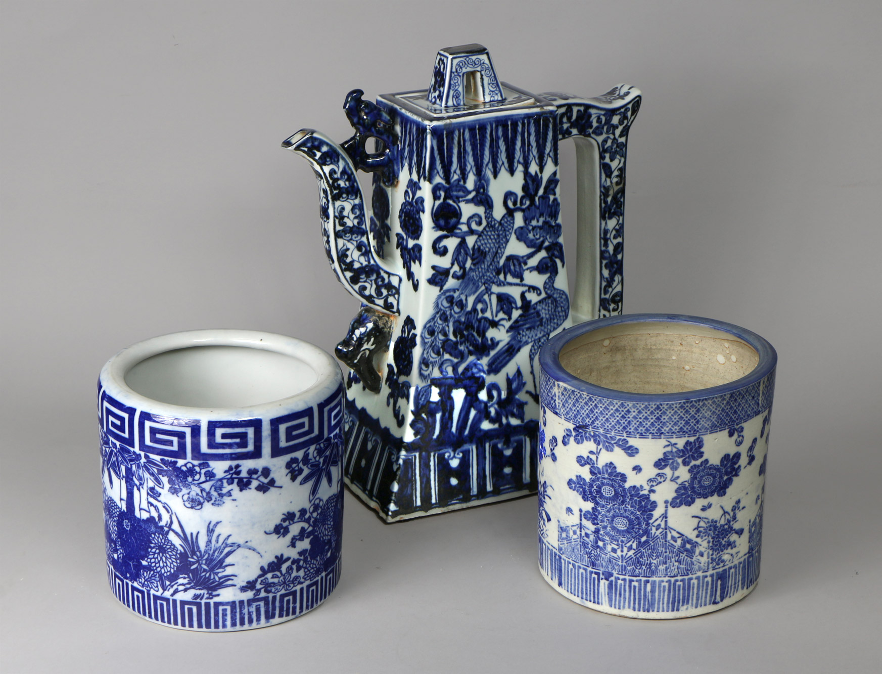  TRES PIEZAS CHINAS DE CERAMICA ESMALTADA. 