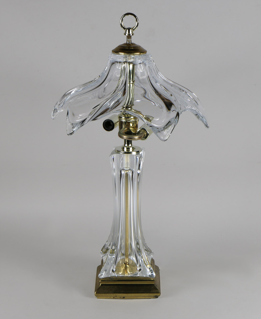 LAMPARA DE CRISTAL FACETADO CON TULIPA. LAMPARA DE CRISTAL FACETADO CON TULIPA.