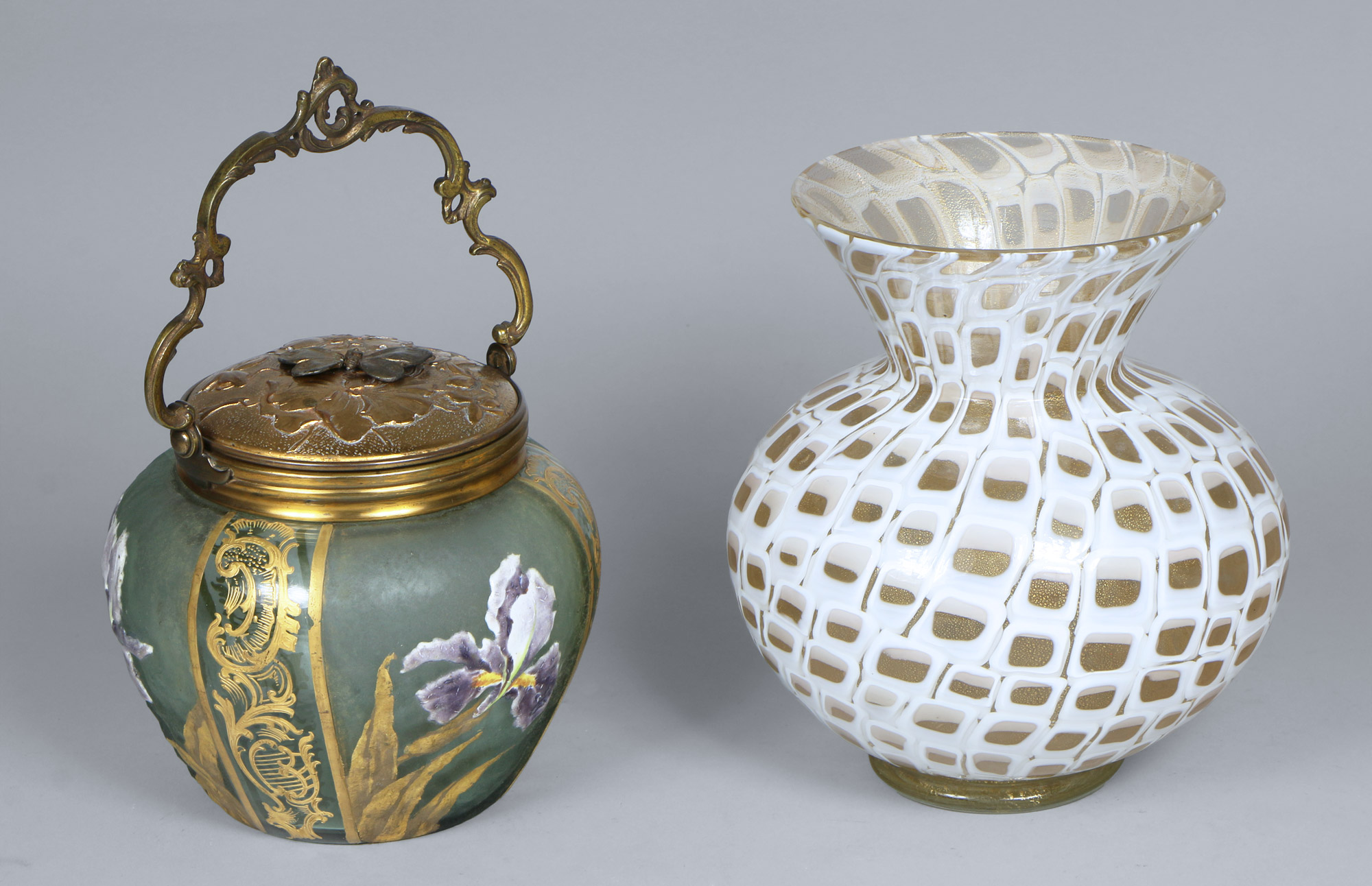 Lotes 654 y 655: 
																		FRASCO FRANCES ART NOUVEAU DE VIDRIO PARA GALLETAS.
																		VASO DE VIDRIO ARTISTICO DE LA MANUFACTURA DE MURANO.