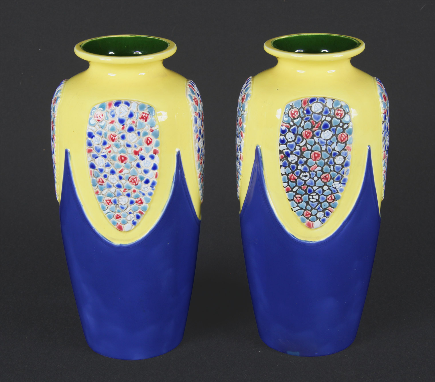  PAR DE VASOS DE PORCELANA CHECOSLOVACA EICHWALD ESMALTADA. 