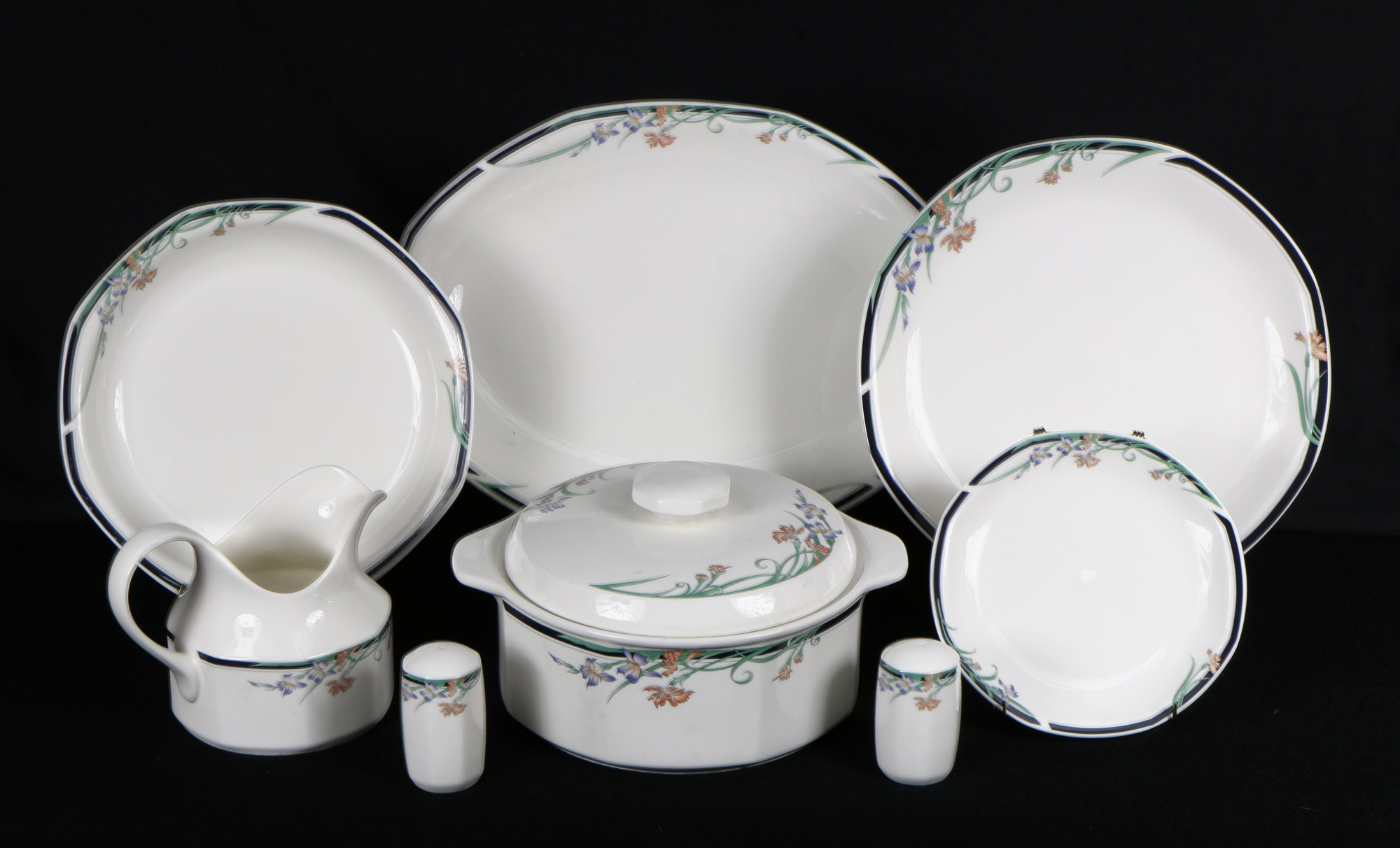  JUEGO DE PORCELANA INGLESA ROYAL DOULTON PARA MESA. 