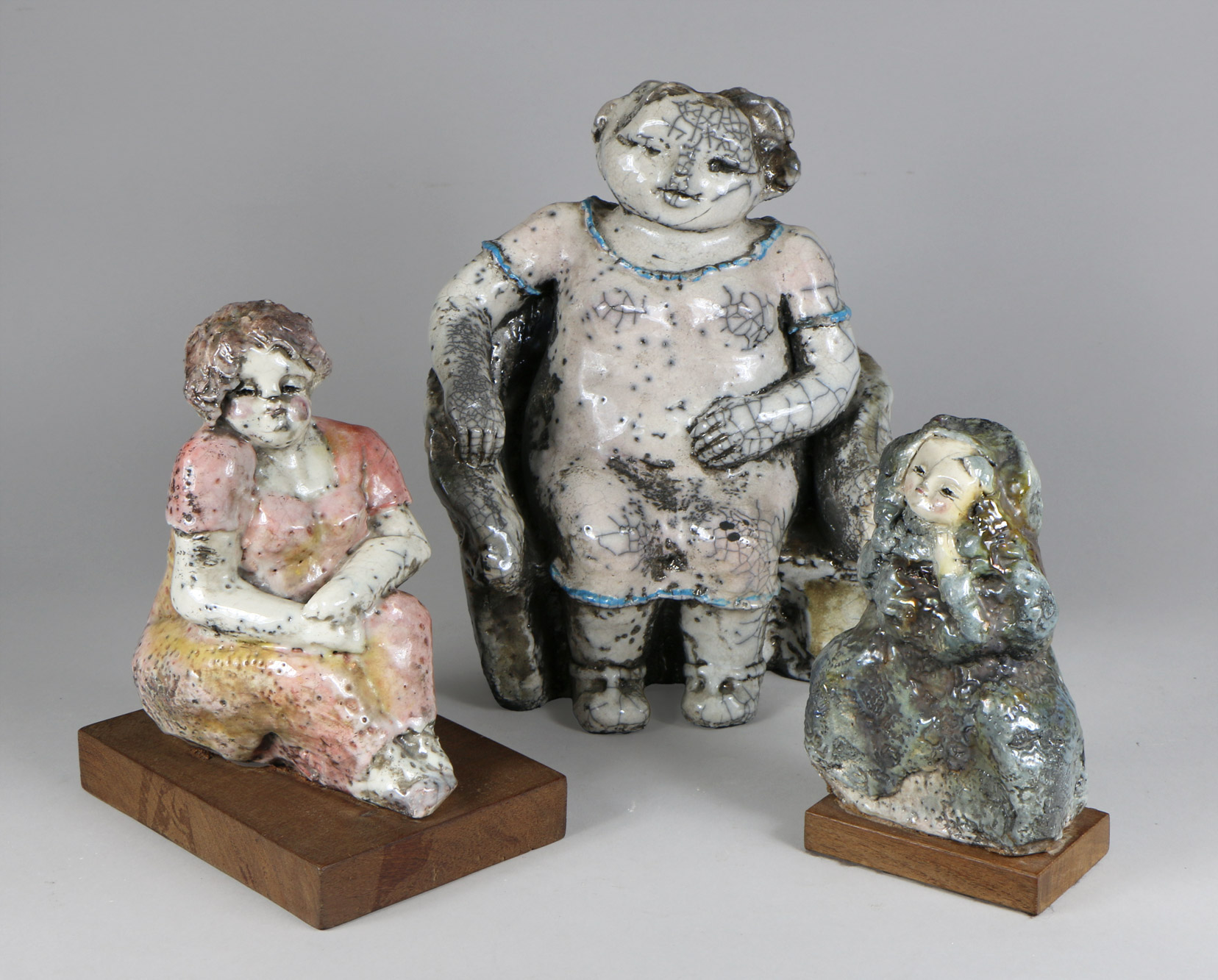 TRES ESCULTURAS DIFERENTES DE CERAMICA ESMALTADA. TRES ESCULTURAS DIFERENTES DE CERAMICA ESMALTADA.