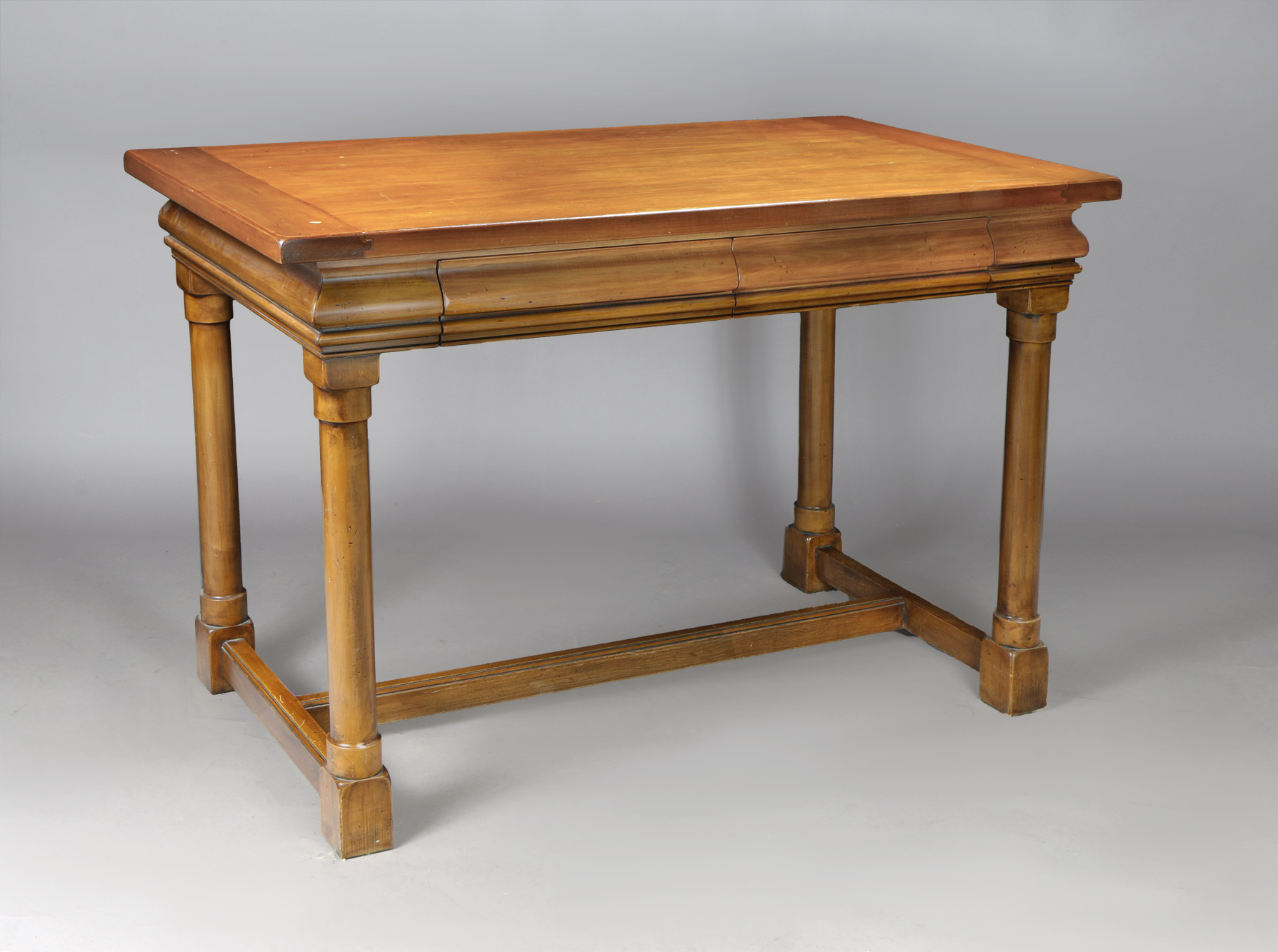  PEQUEÑA MESA ESCRITORIO DE FORMA RECTANGULAR. 