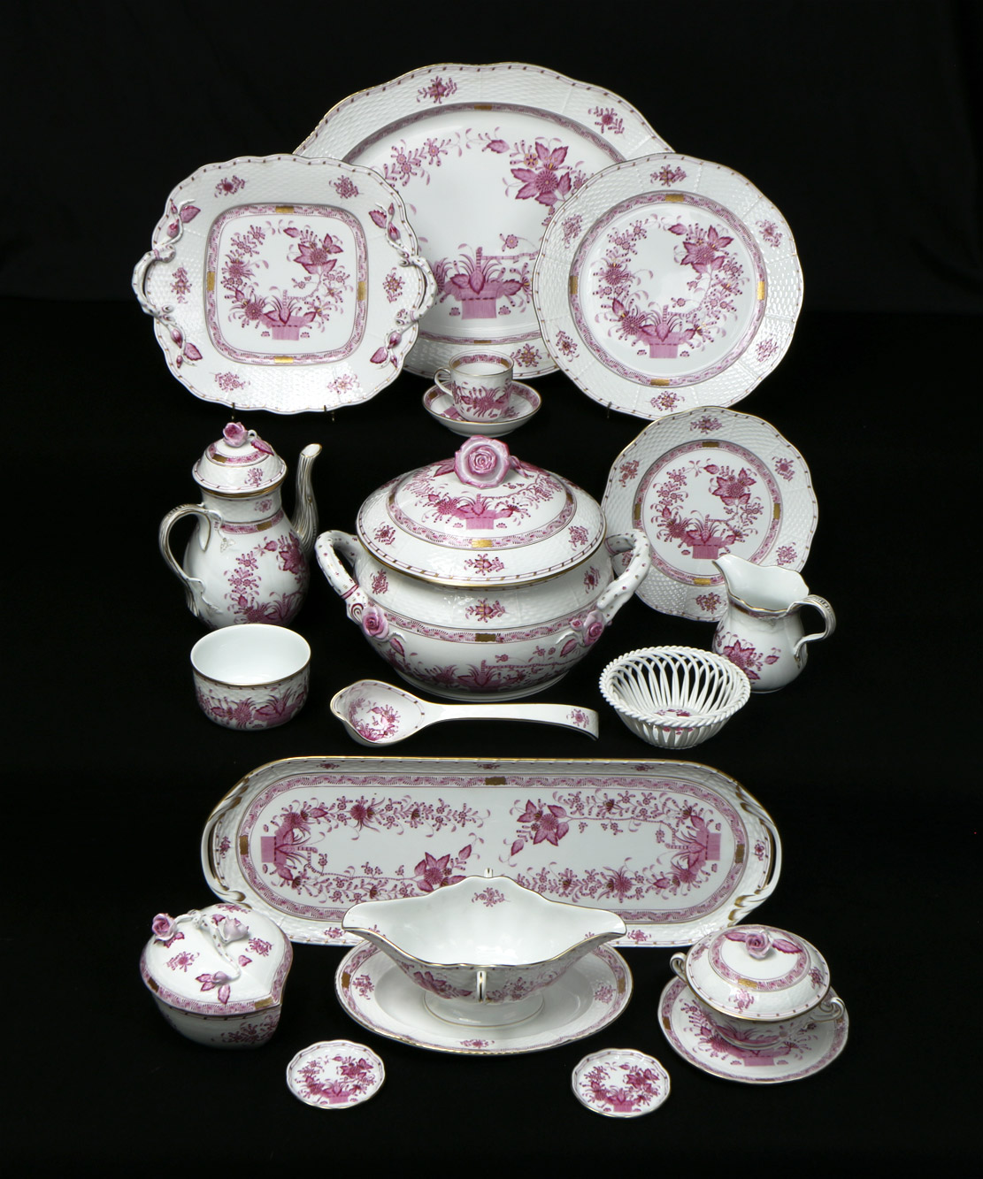  IMPORTANTE JUEGO DE PORCELANA HUNGARA DE HEREND PARA MESA.