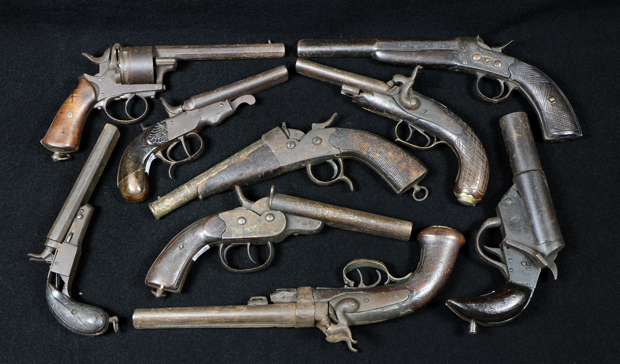  CONJUNTO FORMADO POR NUEVE ANTIGUAS ARMAS CORTAS.