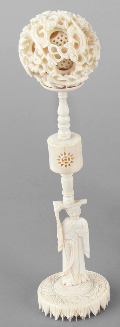  DOS BOLAS DE LA PACIENCIA CHINAS CON SOPORTES ESCULPIDOS. 