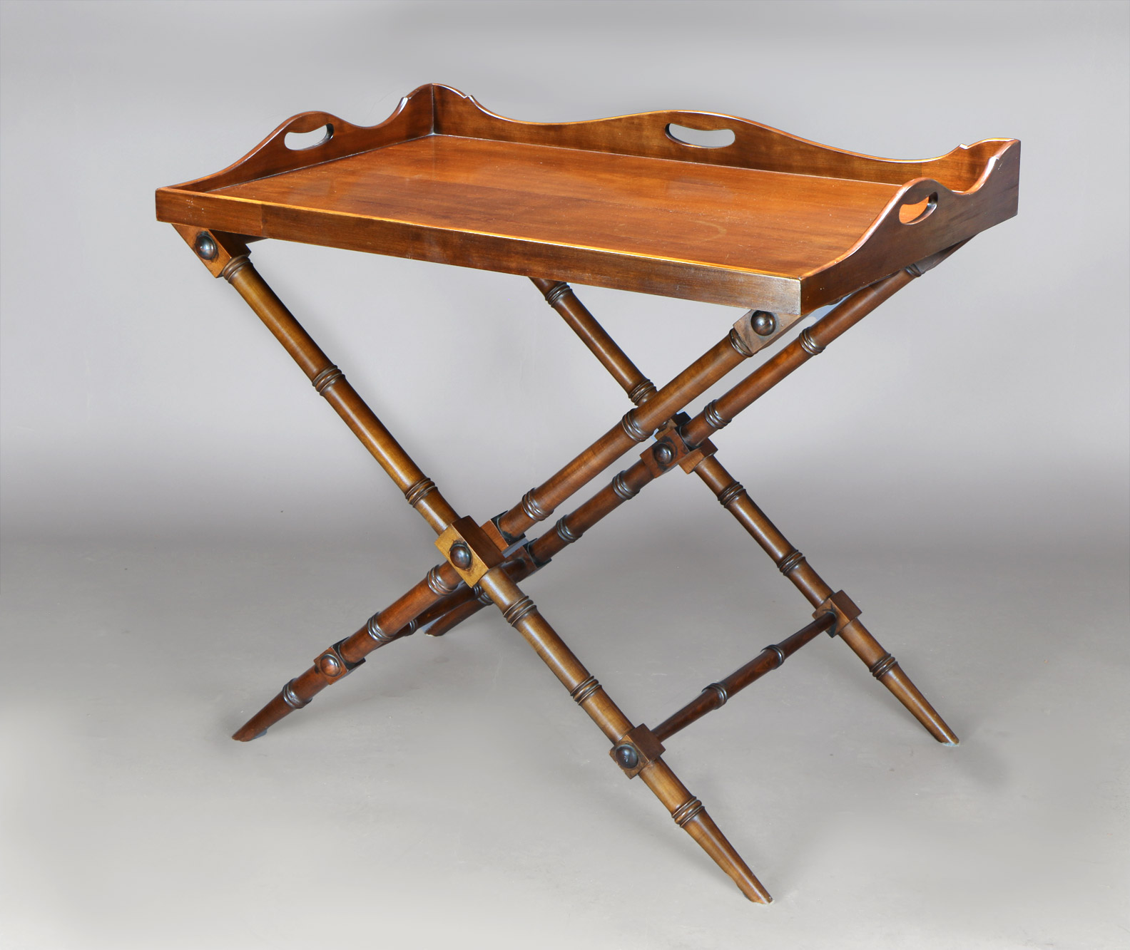  MESA BAR CON BANDEJA DESMONTABLE Y PIE TIJERA. 