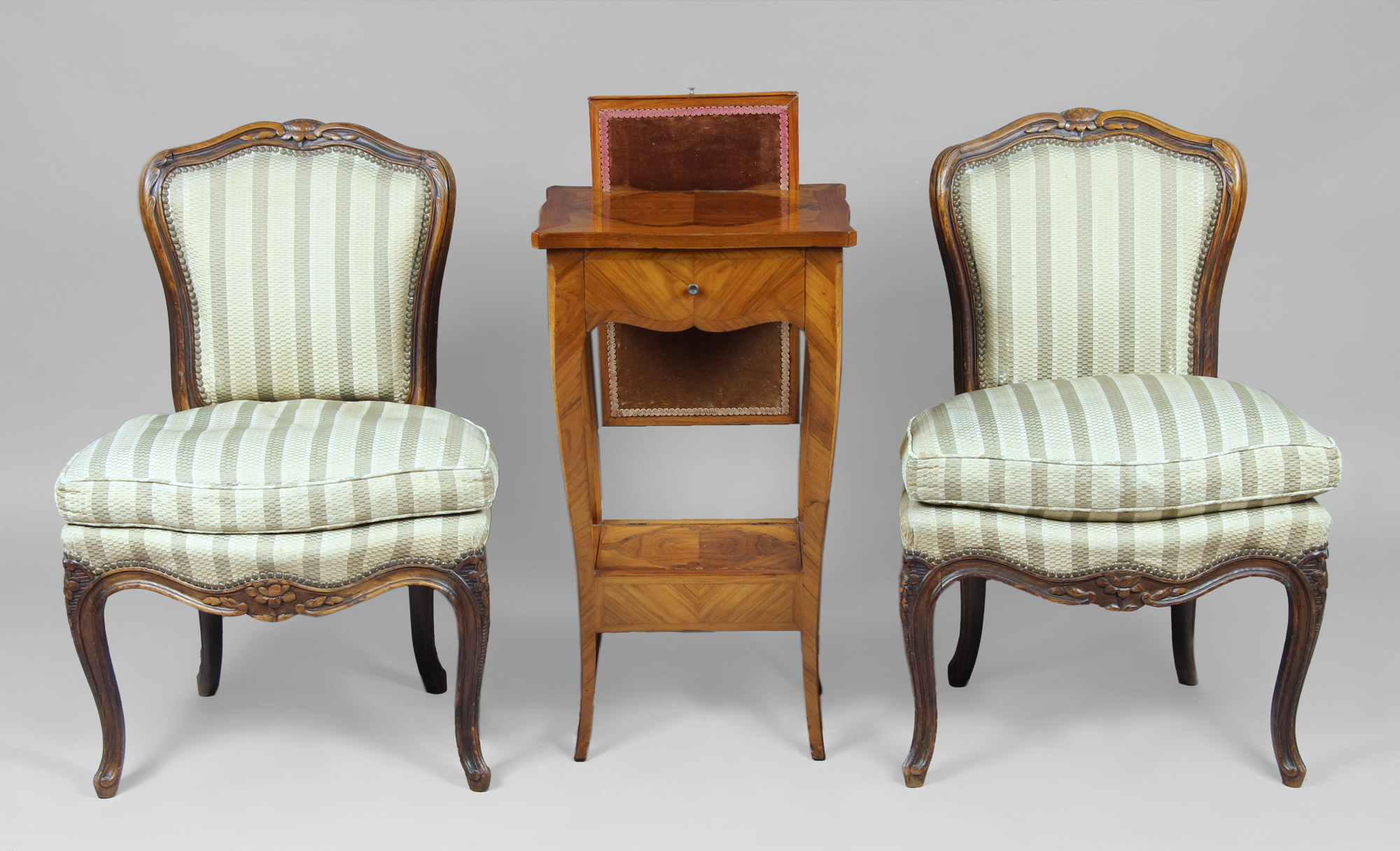  PAR DE SILLAS BAJAS ESTILO FRANCES LUIS XV.