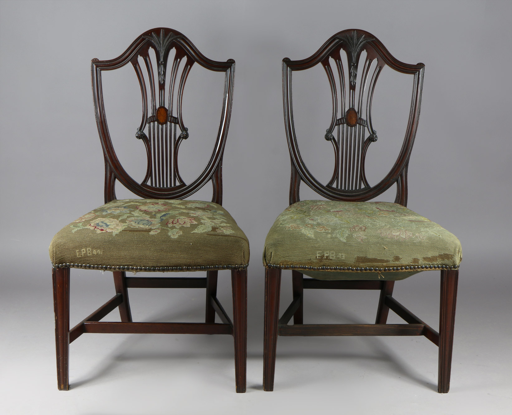 PAR DE SILLAS INGLESAS TAPIZADAS EN GROS POINT. PAR DE SILLAS INGLESAS TAPIZADAS EN GROS POINT.