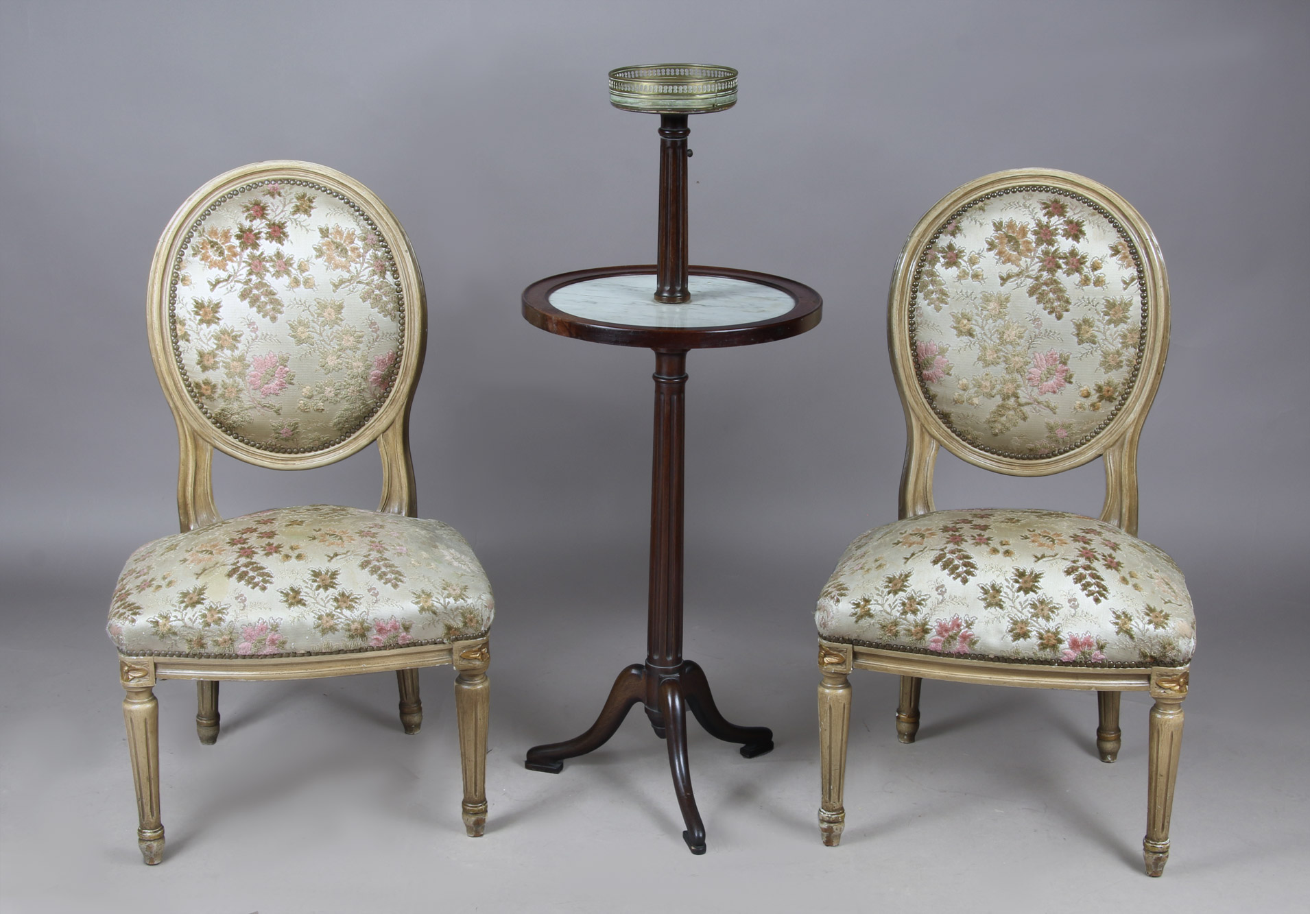  PAR DE PEQUEÑAS SILLAS DE ESTILO FRANCES LUIS XVI. 