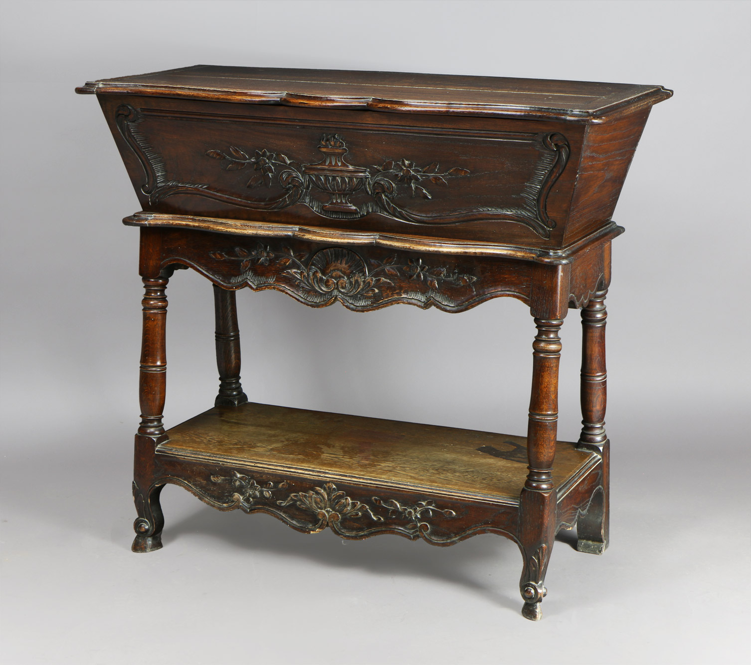  BAUL DE MADERA TALLADA CON TAPA Y MESA DE APOYO. 