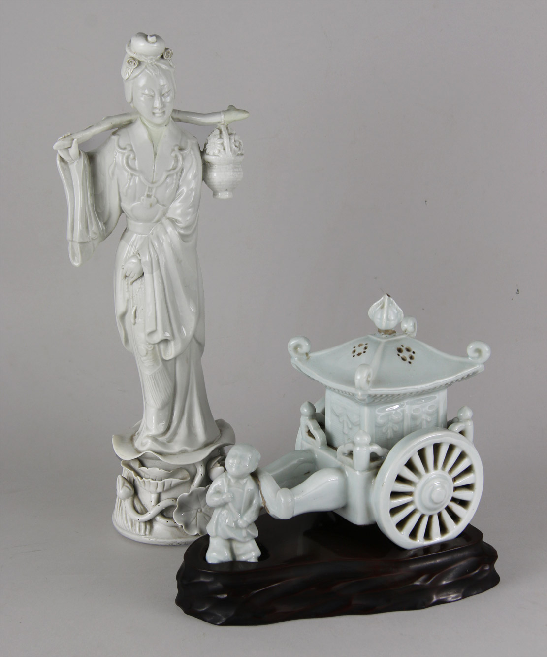 DOS PIEZAS CHINAS DE PORCELANA BLANC DE CHINE. DOS PIEZAS CHINAS DE PORCELANA BLANC DE CHINE.