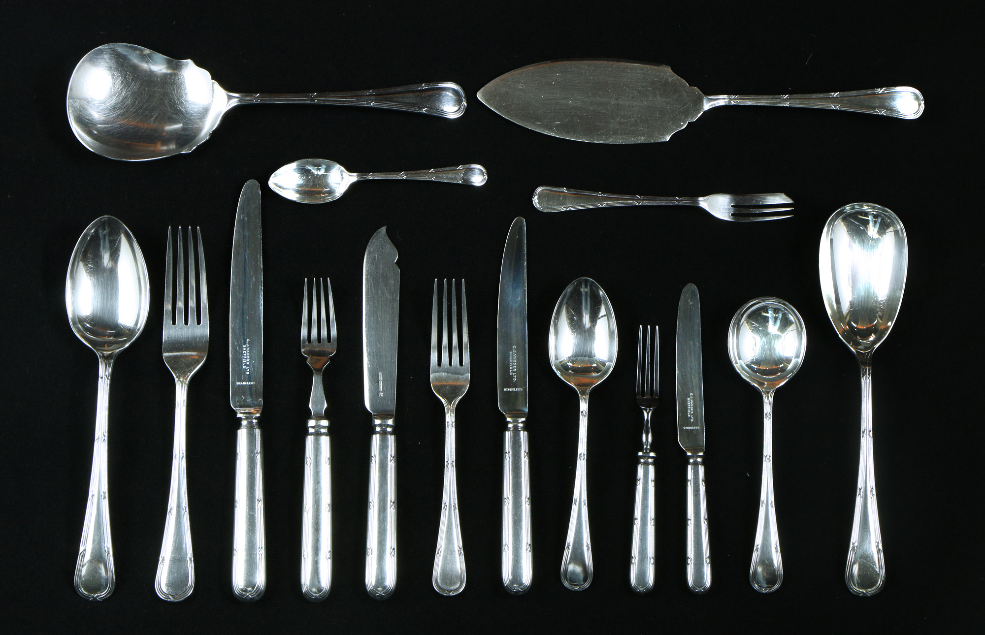 JUEGO DE CUBIERTOS DE METAL INGLES PLATEADO. JUEGO DE CUBIERTOS DE METAL INGLES PLATEADO.