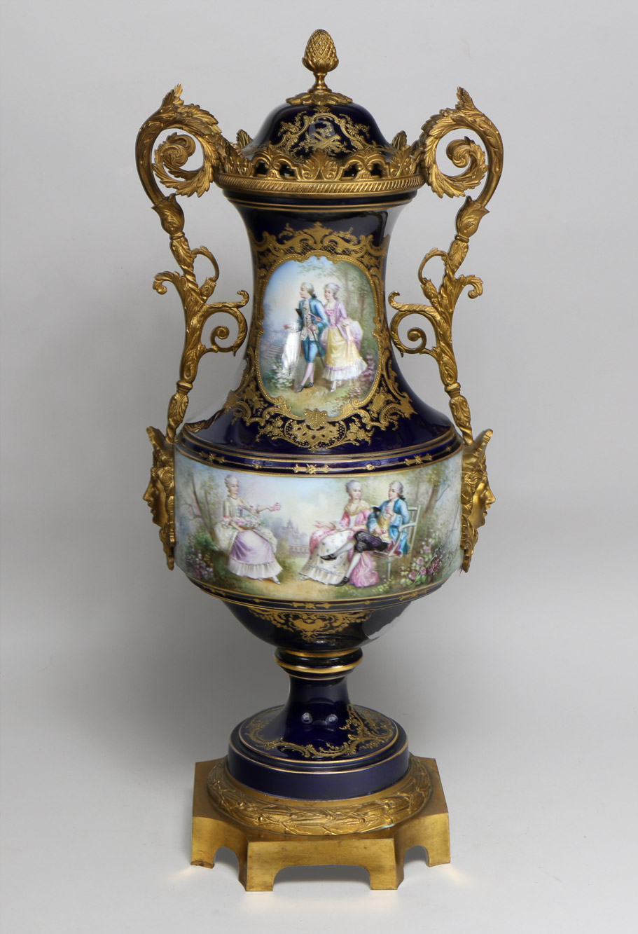  GRAN ANFORA DE PORCELANA FRANCESA DE SEVRES CON TAPA. 