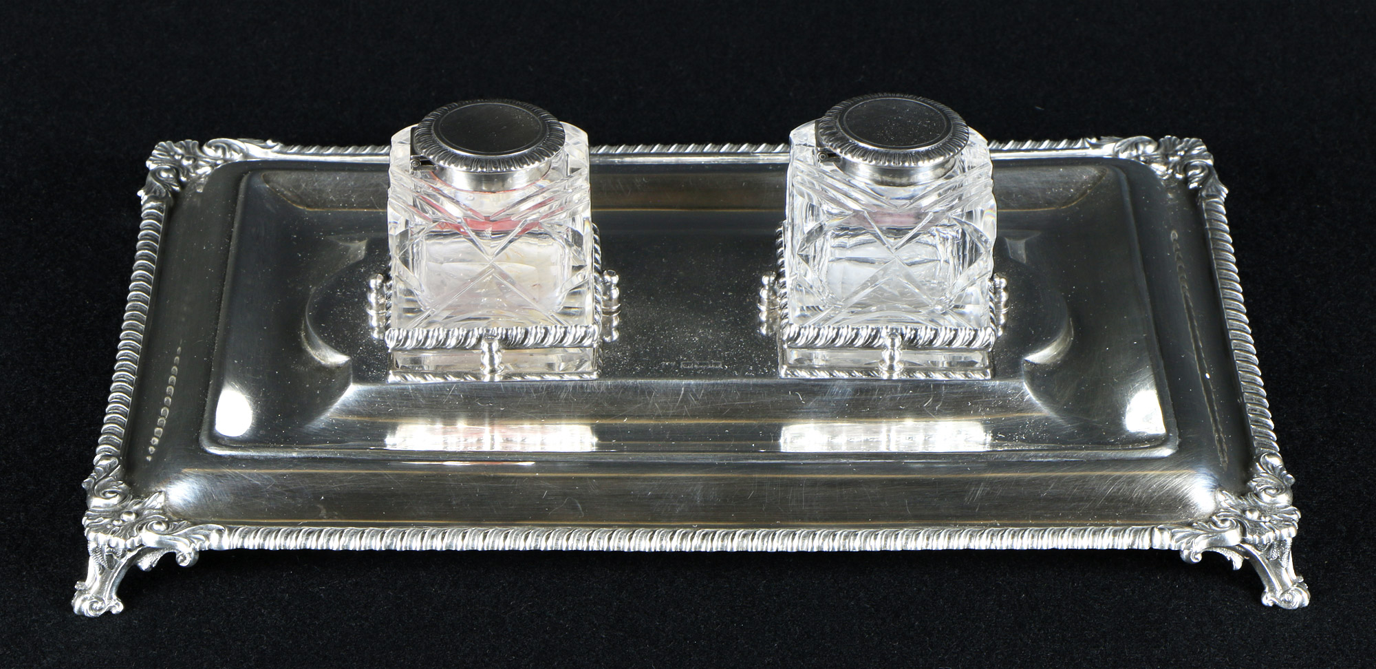 TINTERO DE PLATA INGLESA SELLADA Y CRISTAL. TINTERO DE PLATA INGLESA SELLADA Y CRISTAL.