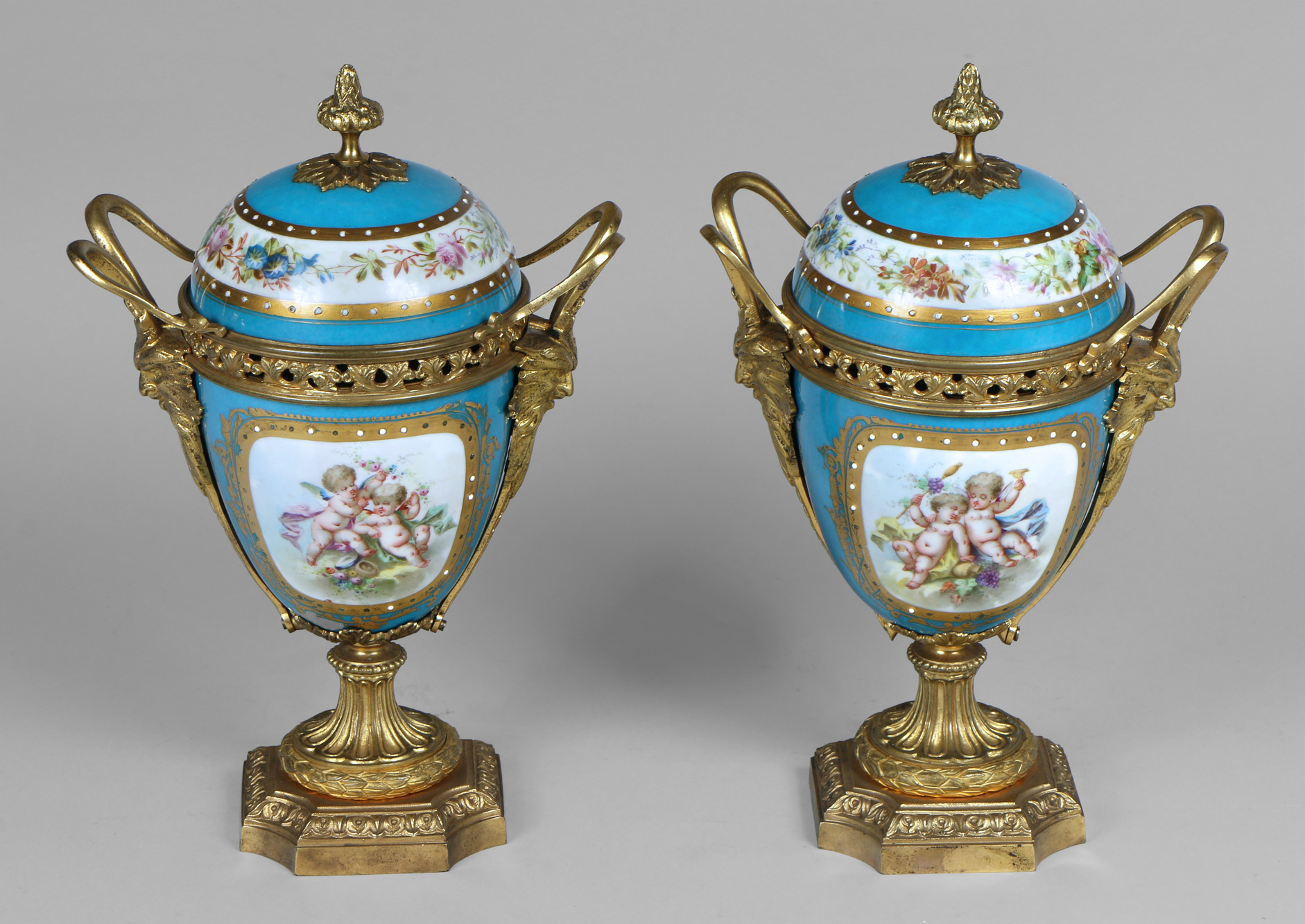  PAR DE ANFORAS DE PORCELANA FRANCESA DE SEVRES. 
