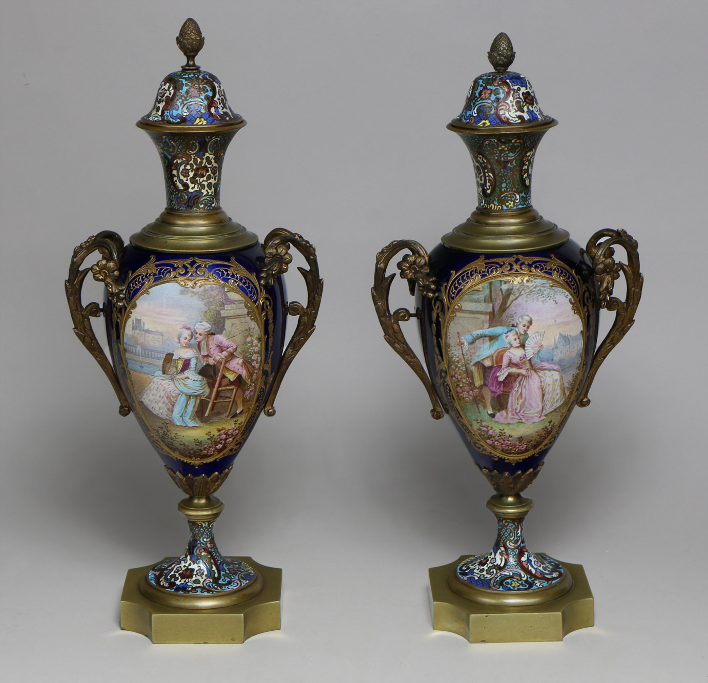 PAR DE ANFORAS DE PORCELANA FRANCESA Y BRONCE CLOISONNE. PAR DE ANFORAS DE PORCELANA FRANCESA Y BRONCE CLOISONNE.