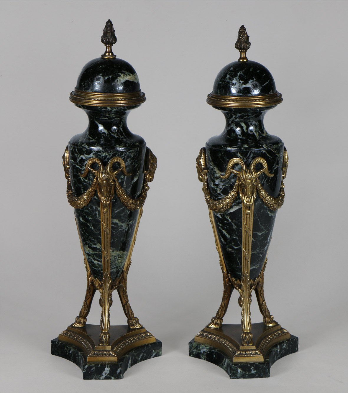  PAR DE ANFORAS FRANCESAS DE MARMOL Y BRONCE CON TAPA. 