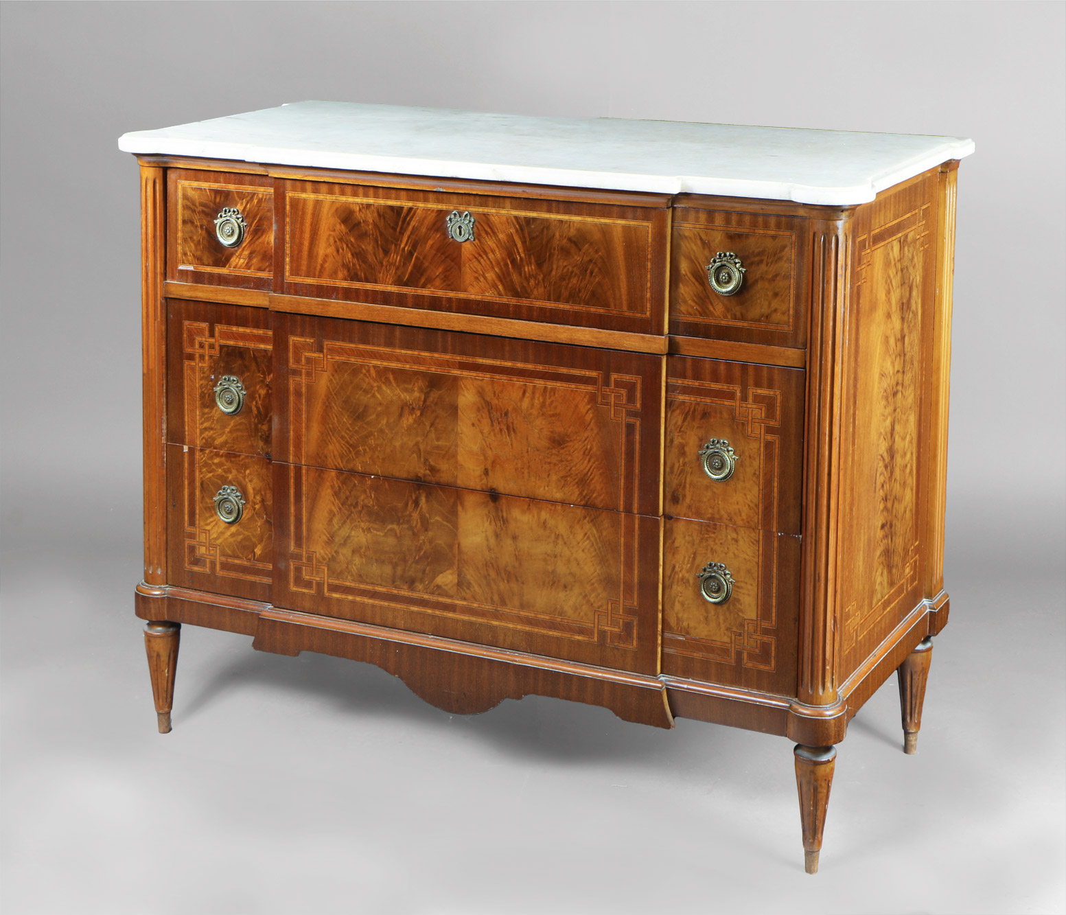 COMODA DE ESTILO FRANCES LUIS XVI. COMODA DE ESTILO FRANCES LUIS XVI.