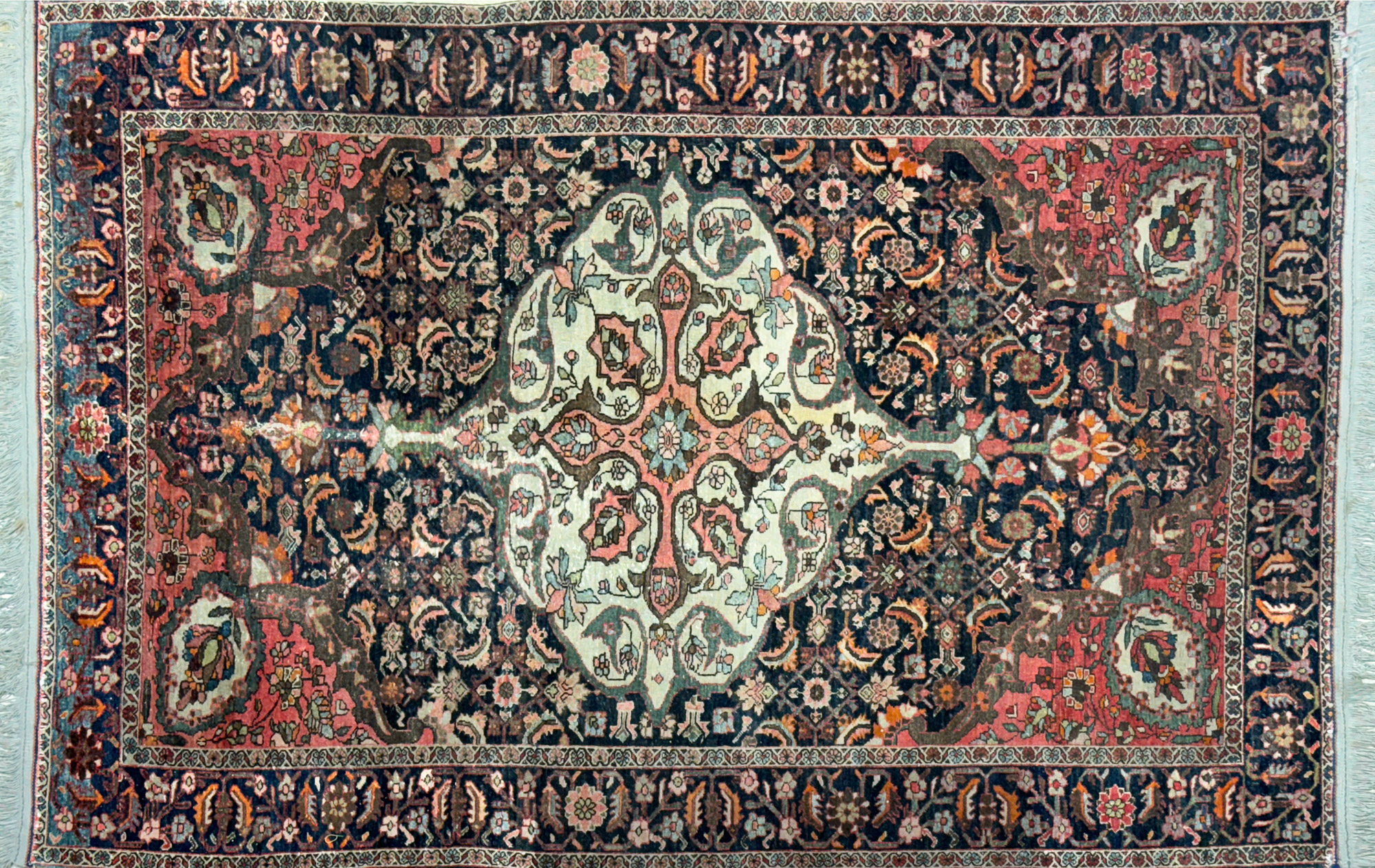 PEQUEÑA ALFOMBRA PERSA DE LANA TEJIDA A MANO. PEQUEÑA ALFOMBRA PERSA DE LANA TEJIDA A MANO.