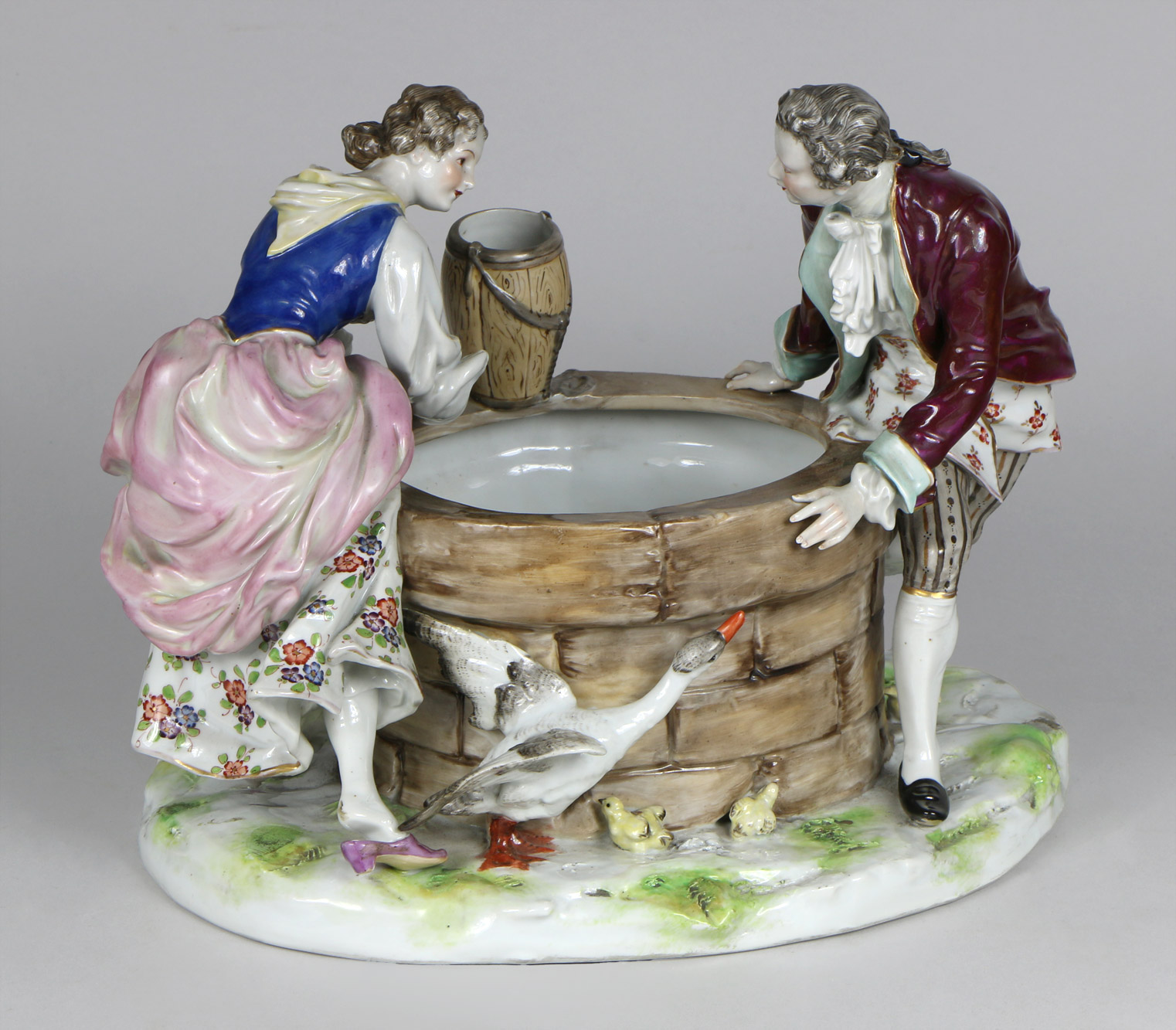  GRUPO DE ANTIGUA PORCELANA ALEMANA DE LUDWIGSBURG ESMALTADA.