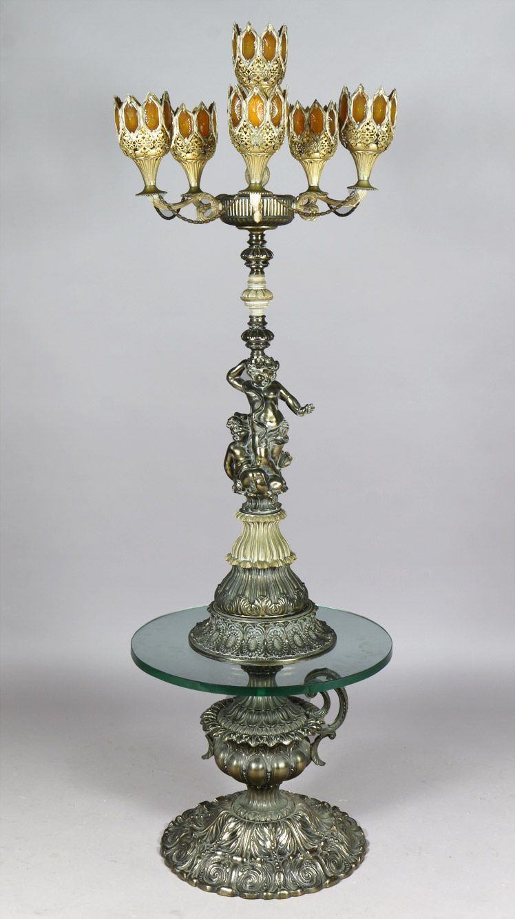 GRAN CANDELABRO MARROQUI CON MESA DE APOYO. GRAN CANDELABRO MARROQUI CON MESA DE APOYO.