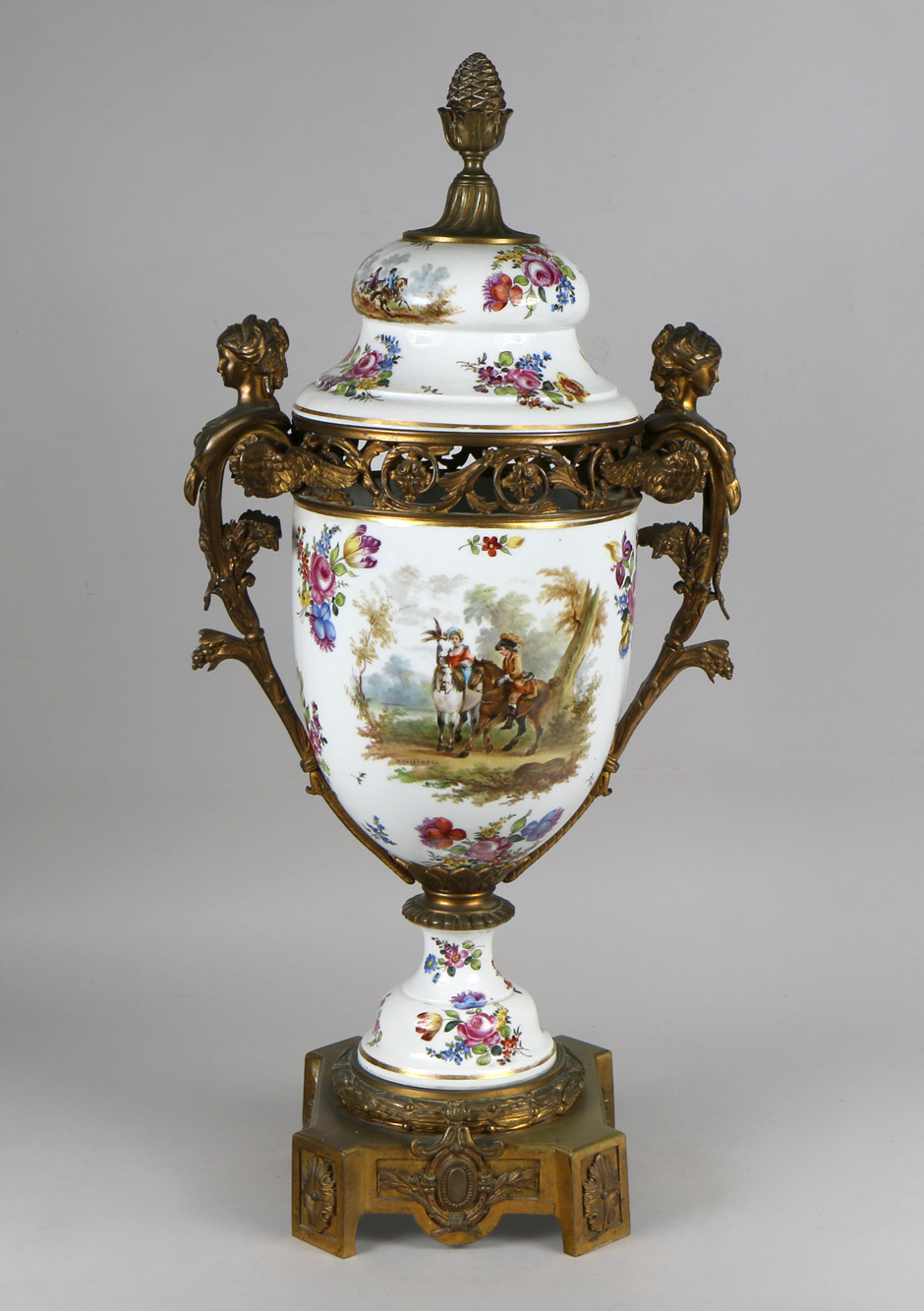  GRAN ANFORA DE PORCELANA EUROPEA CON TAPA. 