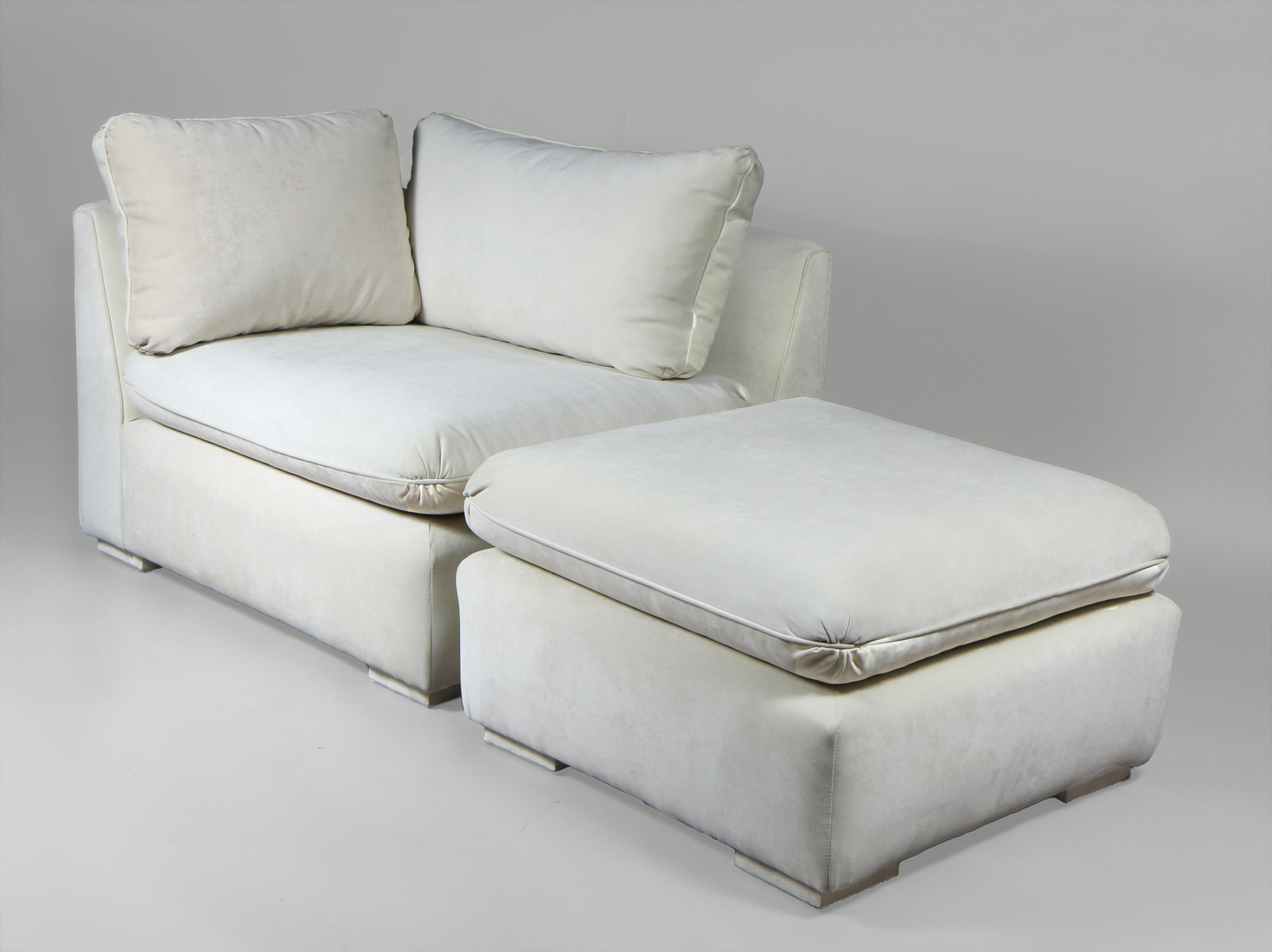 PAR DE SILLONES ESQUINEROS MODULARES CON APOYAPIES. PAR DE SILLONES ESQUINEROS MODULARES CON APOYAPIES.