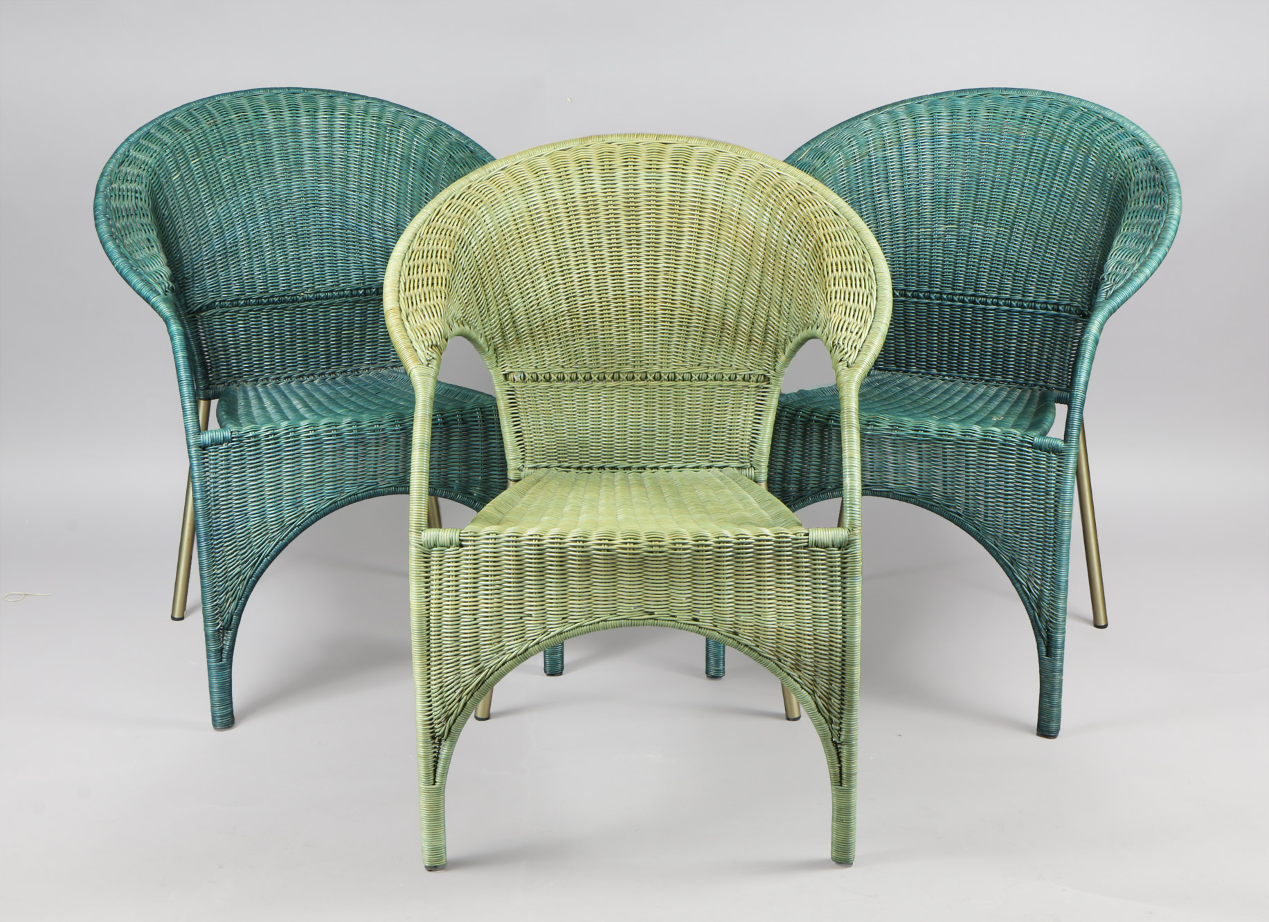  CUATRO SILLONES DE MIMBRE TRENZADO. 