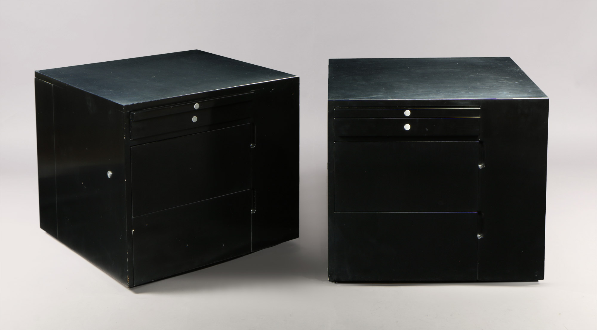  PAR DE MESAS BAJAS CUADRANGULARES DE DISEÑO MARCA TECNO. 