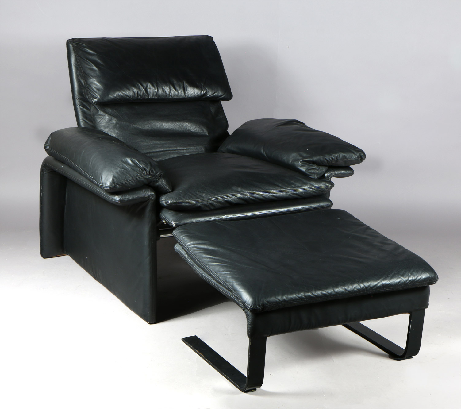 PAR DE SILLONES ITALIANOS RECLINABLES CON APOYAPIES. PAR DE SILLONES ITALIANOS RECLINABLES CON APOYAPIES.