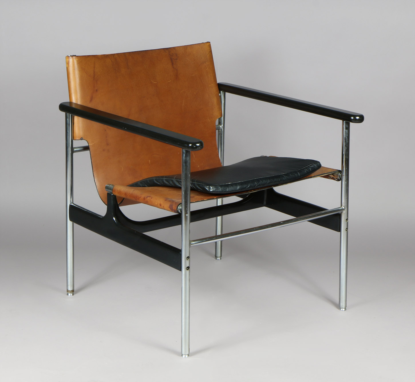 POLTRONA DE CUERO DISEÑO DE CHARLES POLLOCK. POLTRONA DE CUERO DISEÑO DE CHARLES POLLOCK.