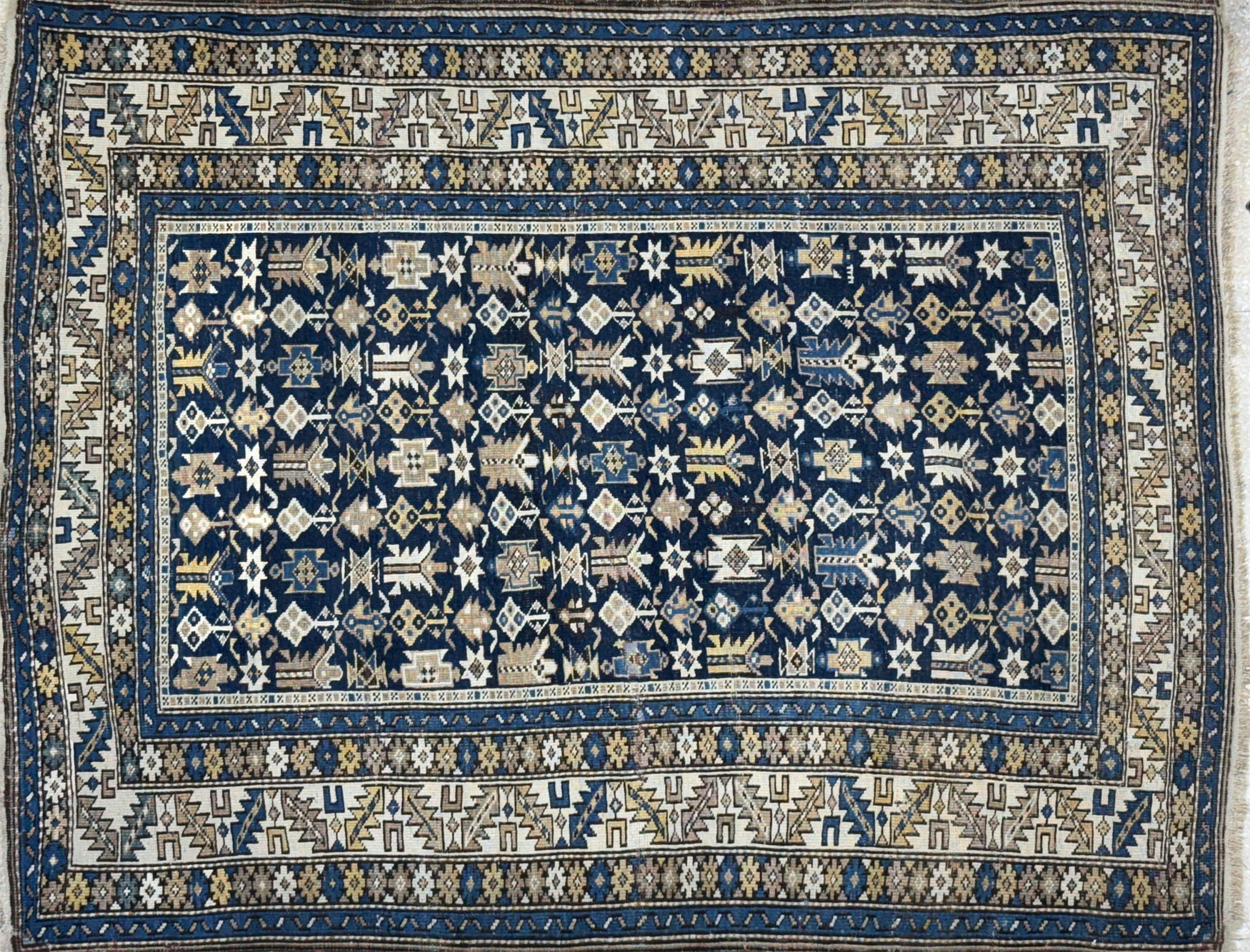 PEQUEÑA ALFOMBRA CAUCASICA DE LANA TEJIDA A MANO. PEQUEÑA ALFOMBRA CAUCASICA DE LANA TEJIDA A MANO.