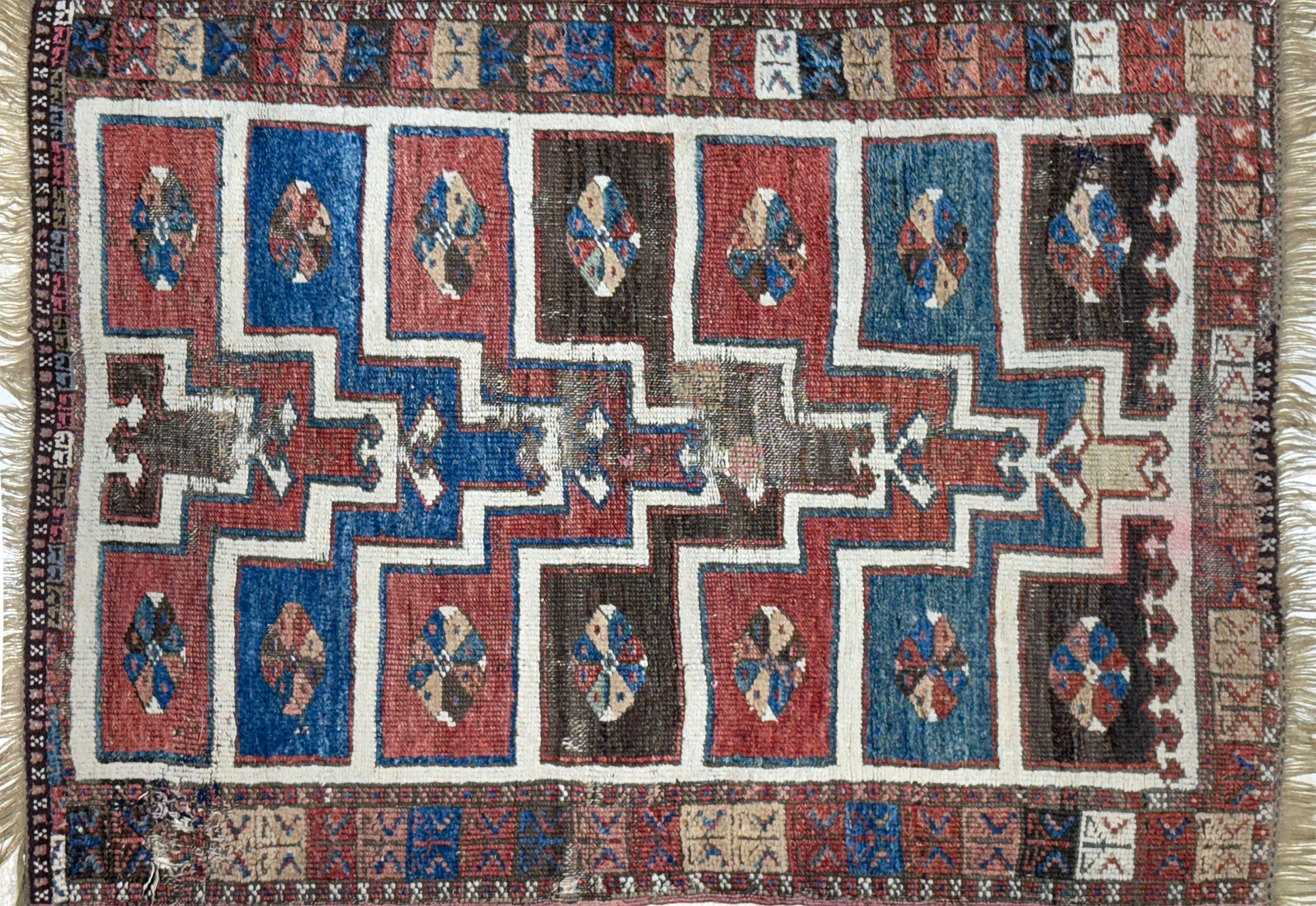 PEQUEÑA ALFOMBRA PERSA DE LANA TEJIDA A MANO. PEQUEÑA ALFOMBRA PERSA DE LANA TEJIDA A MANO.