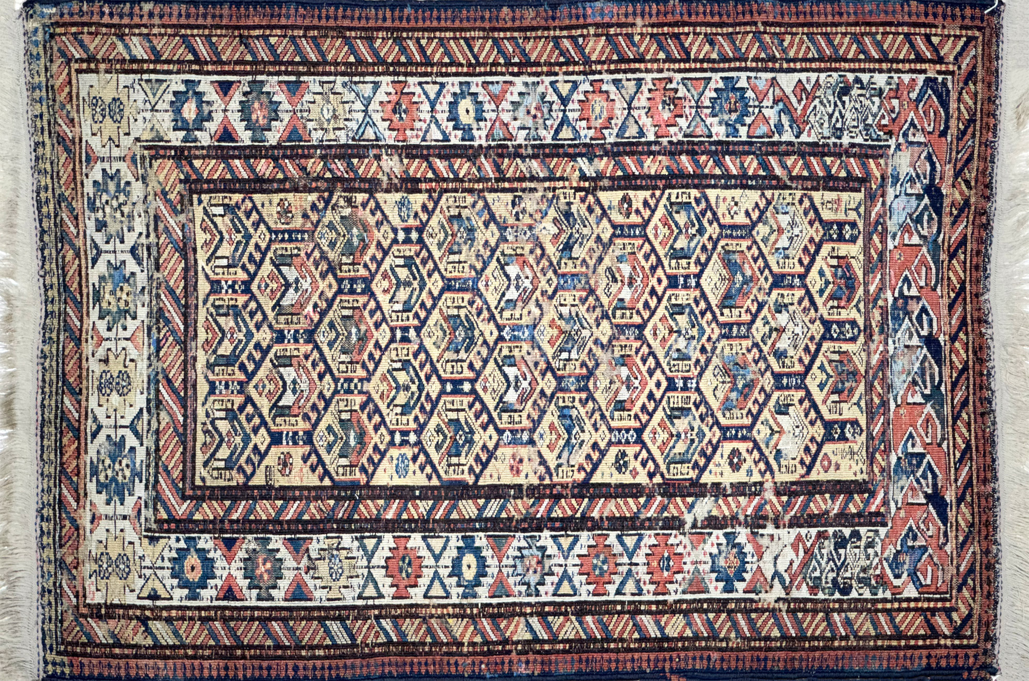 PEQUEÑA ALFOMBRA PERSA DE LANA TEJIDA A MANO. PEQUEÑA ALFOMBRA PERSA DE LANA TEJIDA A MANO.